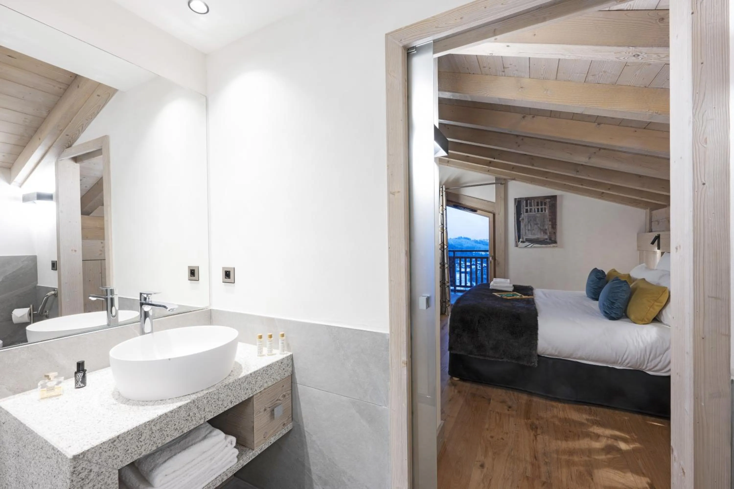 Bathroom, Bed in MGM Hôtels & Résidences - Résidence Chalets de Joy