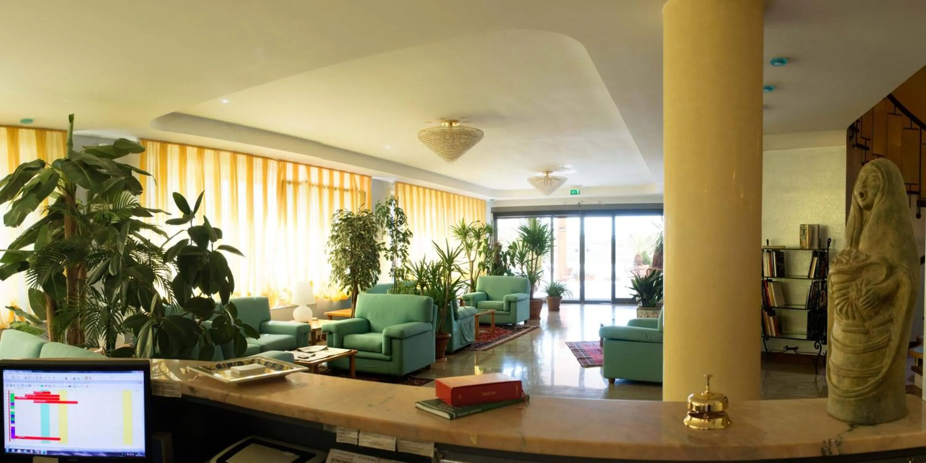 Communal lounge/ TV room in Hotel Torresi