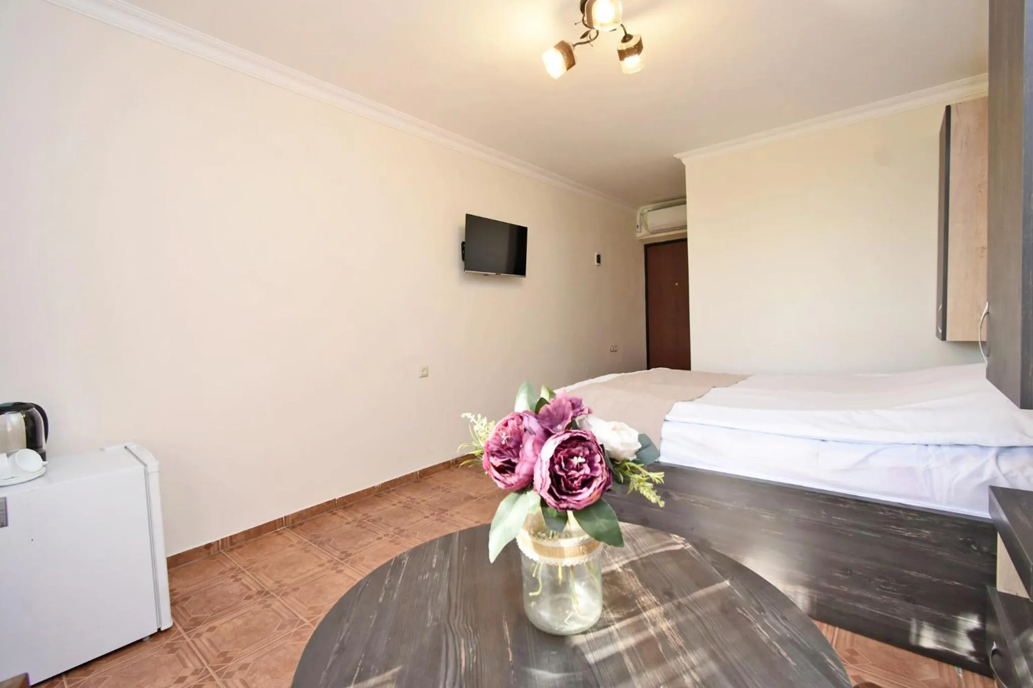 Photo of the whole room in Forest Hills