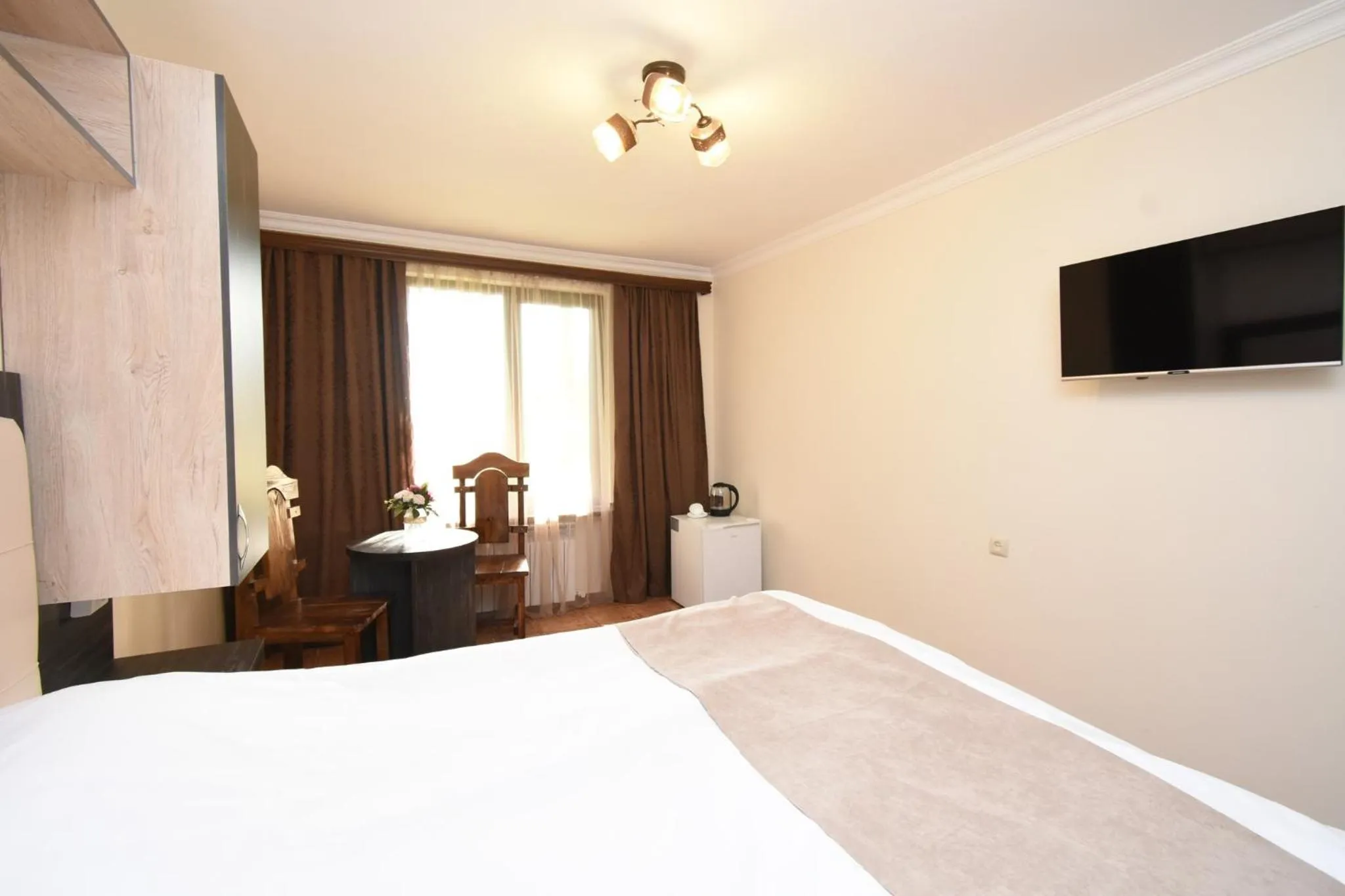 Photo of the whole room in Forest Hills