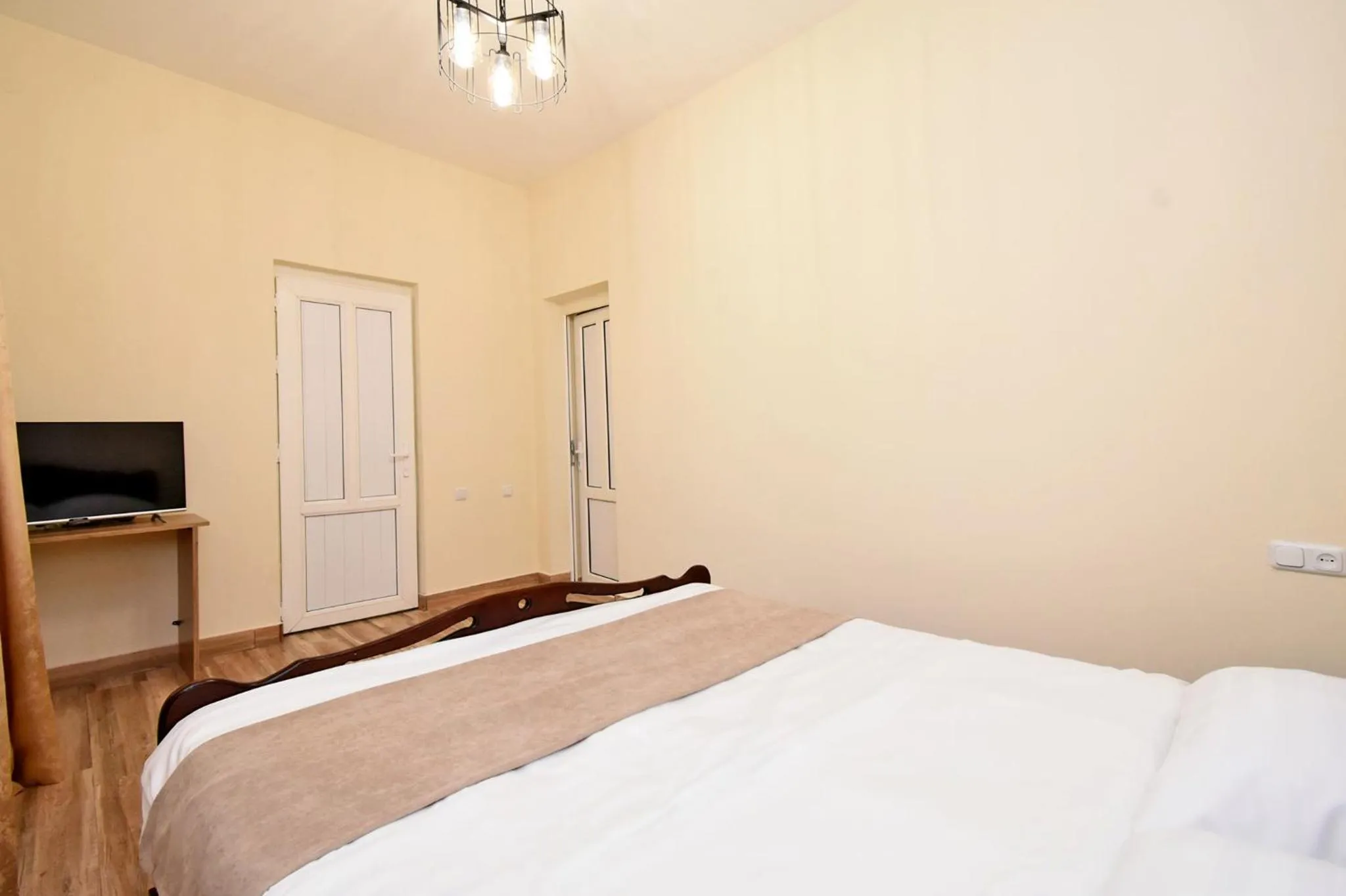 Photo of the whole room in Forest Hills