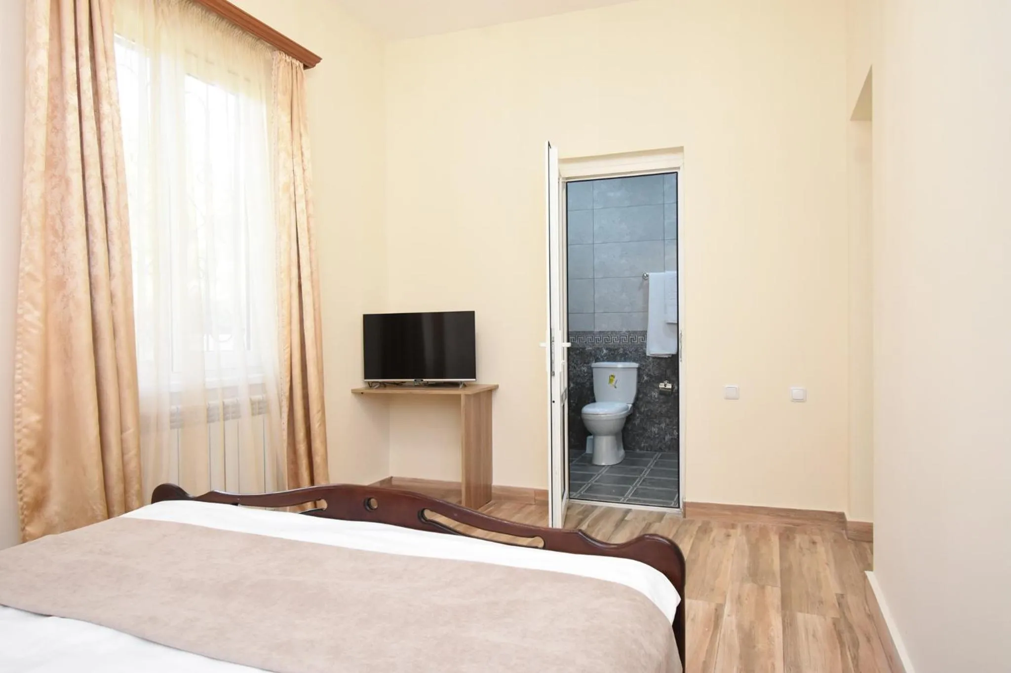 Communal lounge/ TV room in Forest Hills