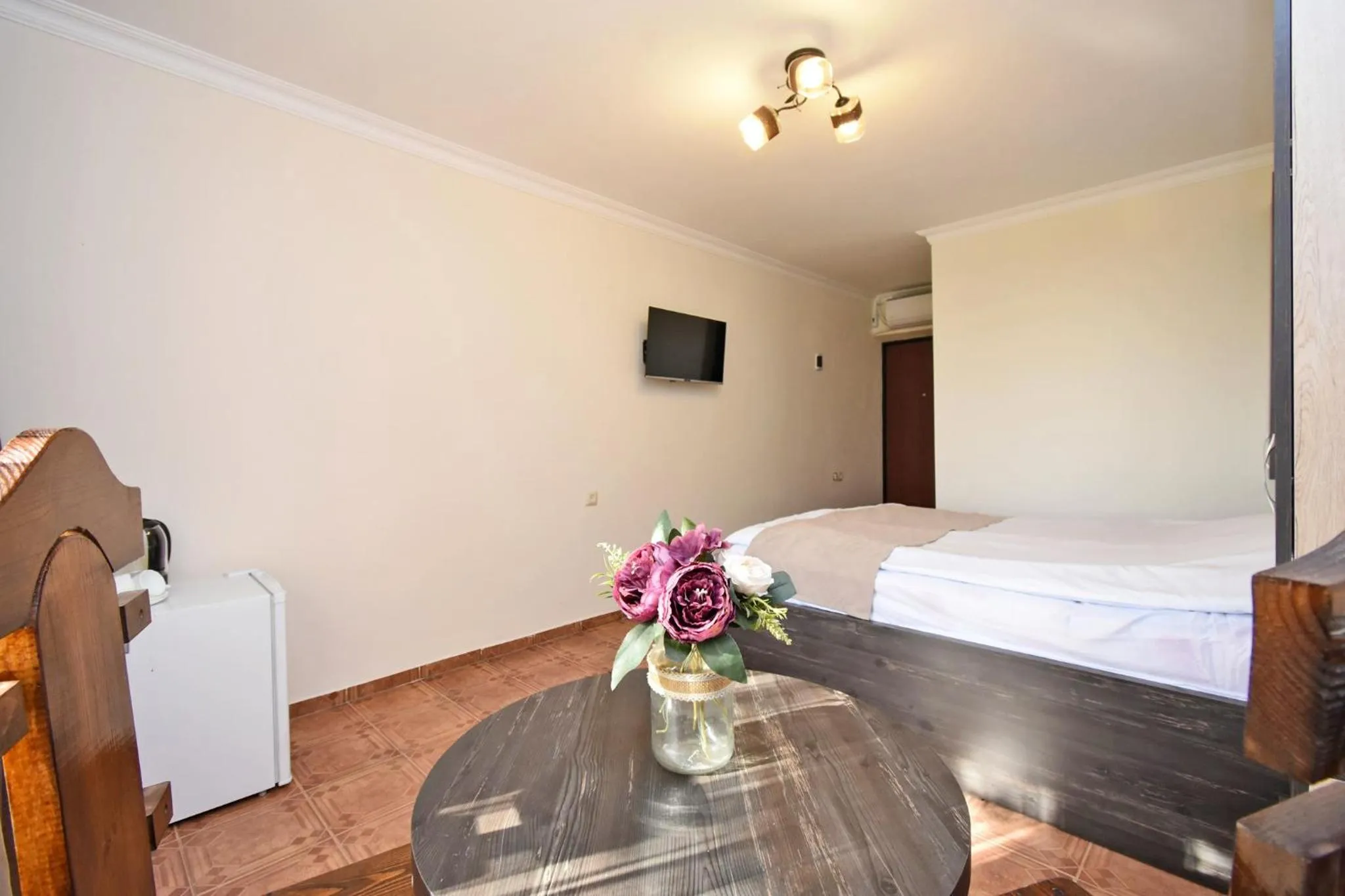 Photo of the whole room in Forest Hills