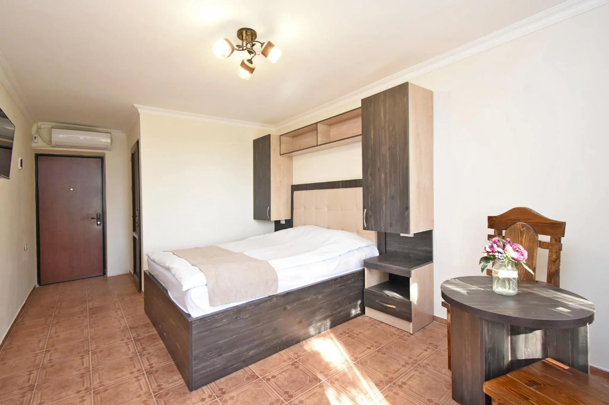 Photo of the whole room in Forest Hills