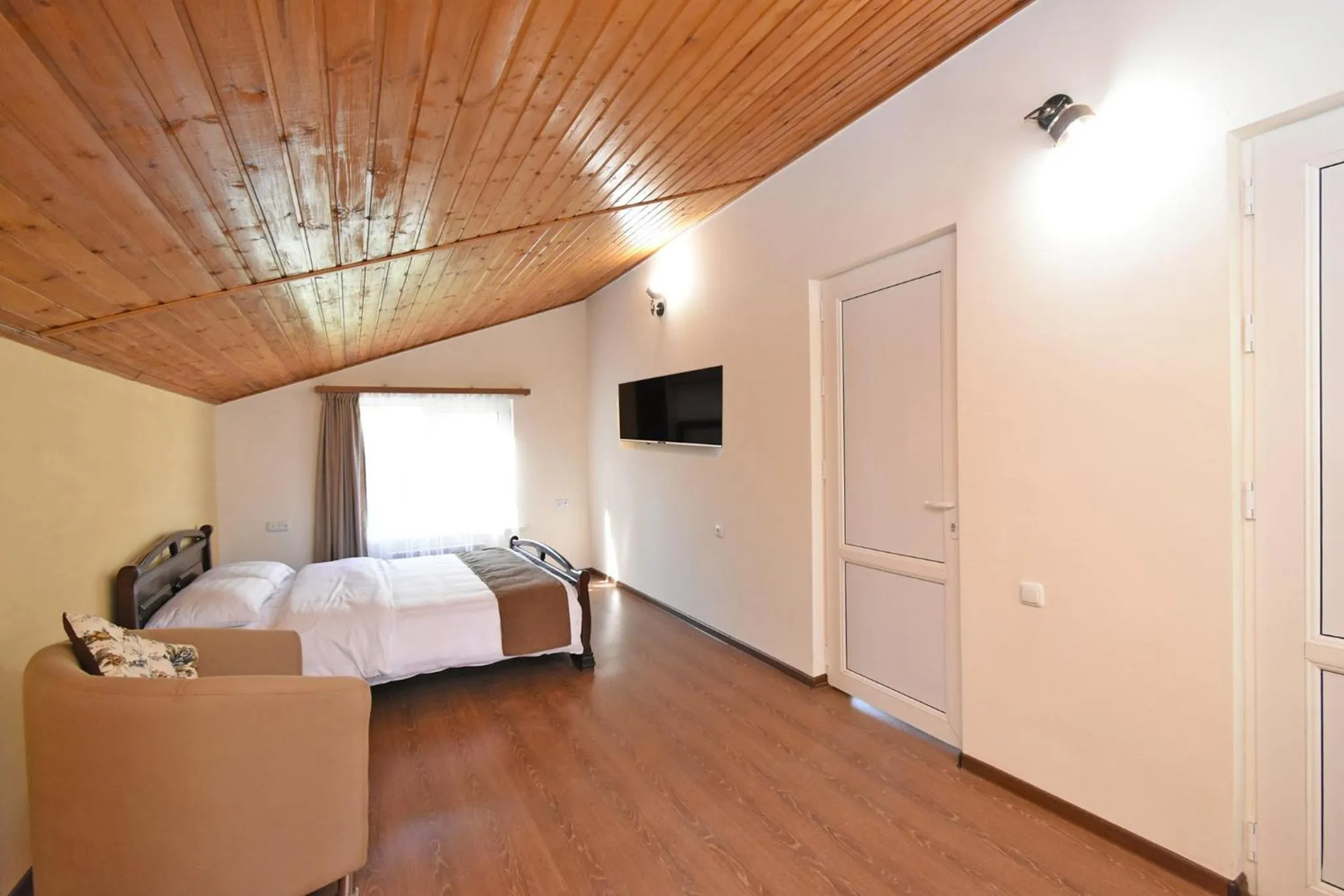 Photo of the whole room in Forest Hills