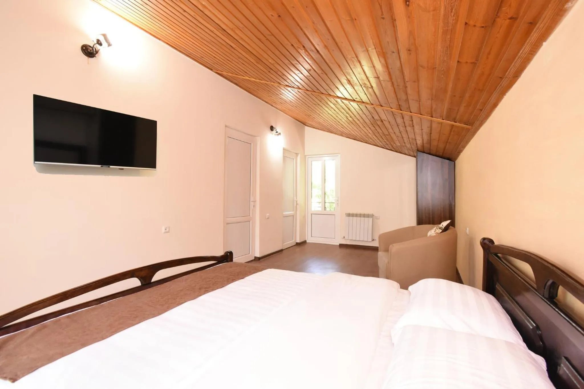 Photo of the whole room in Forest Hills