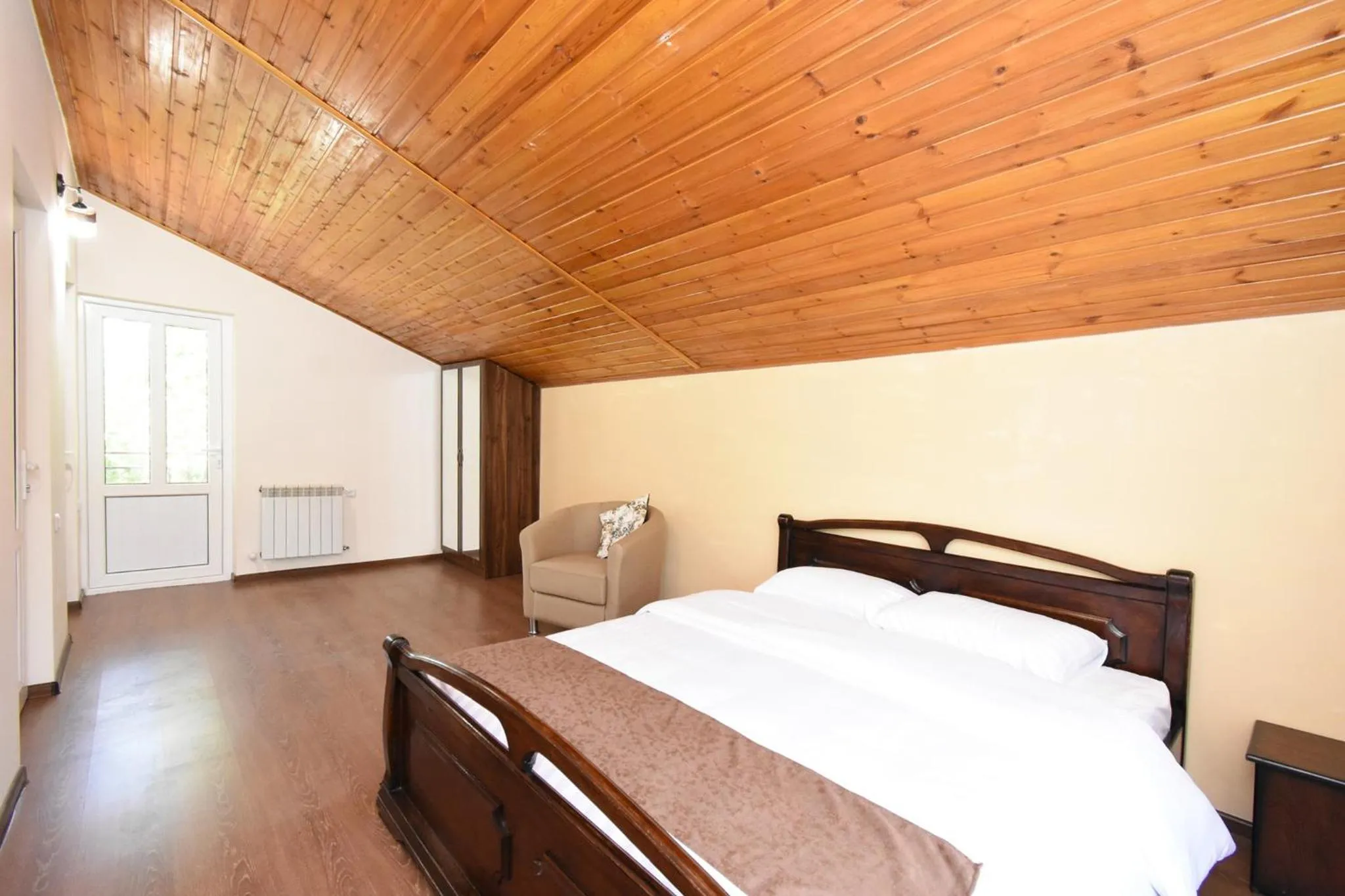 Photo of the whole room in Forest Hills