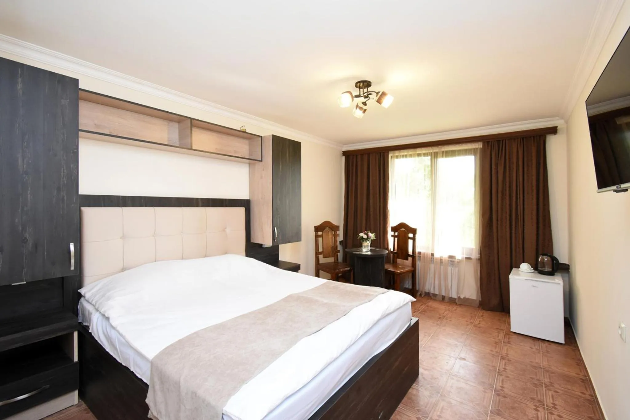 Photo of the whole room in Forest Hills