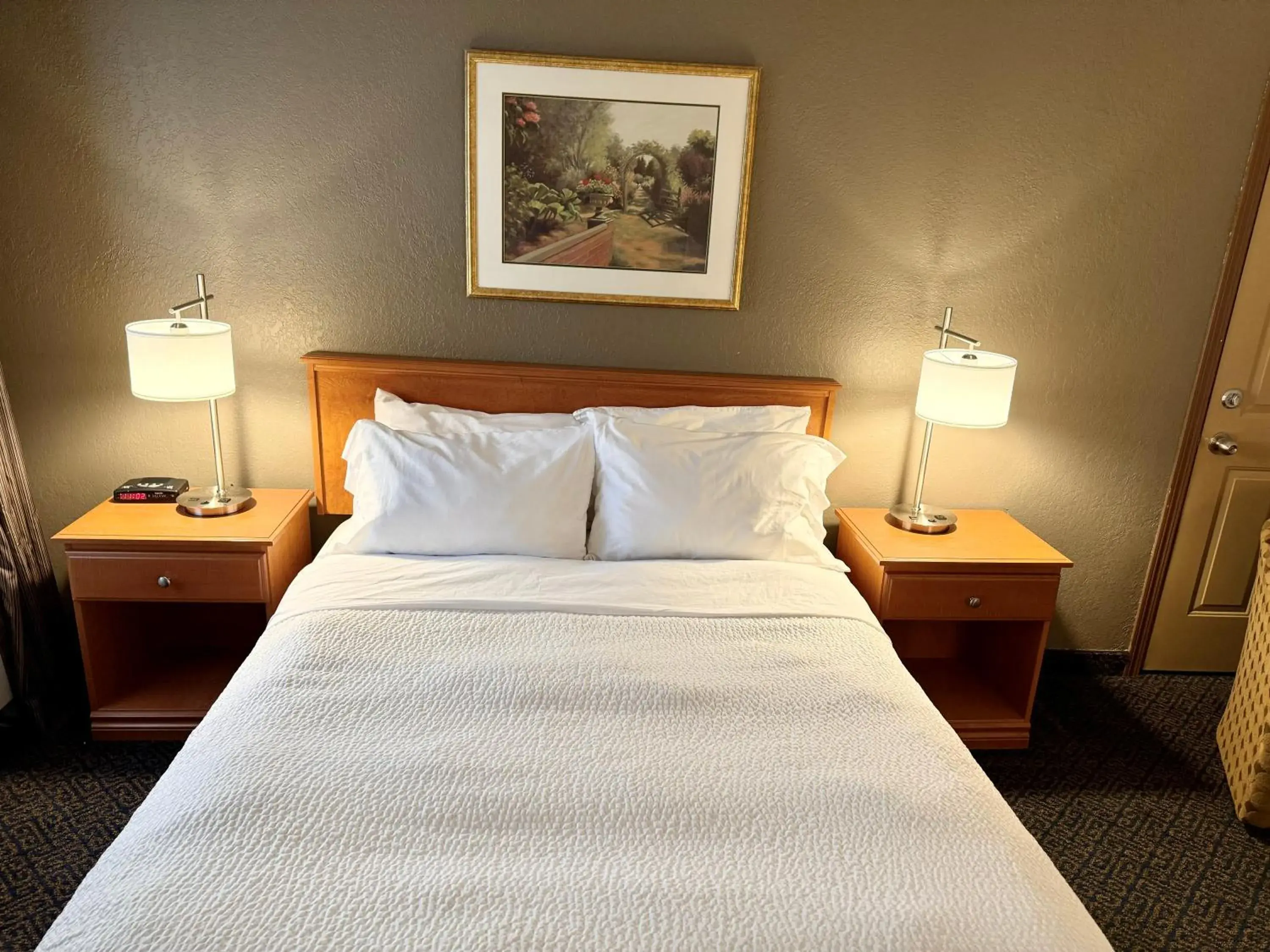 Queen Room with Mobility Access and Bathtub with Grab Bars, Non-Smoking in Days Inn by Wyndham Drayton Valley Queen Room with Mobility Access and Bathtub with Grab Bars, Non-Smoking in Days Inn by Wyndham Drayton Valley