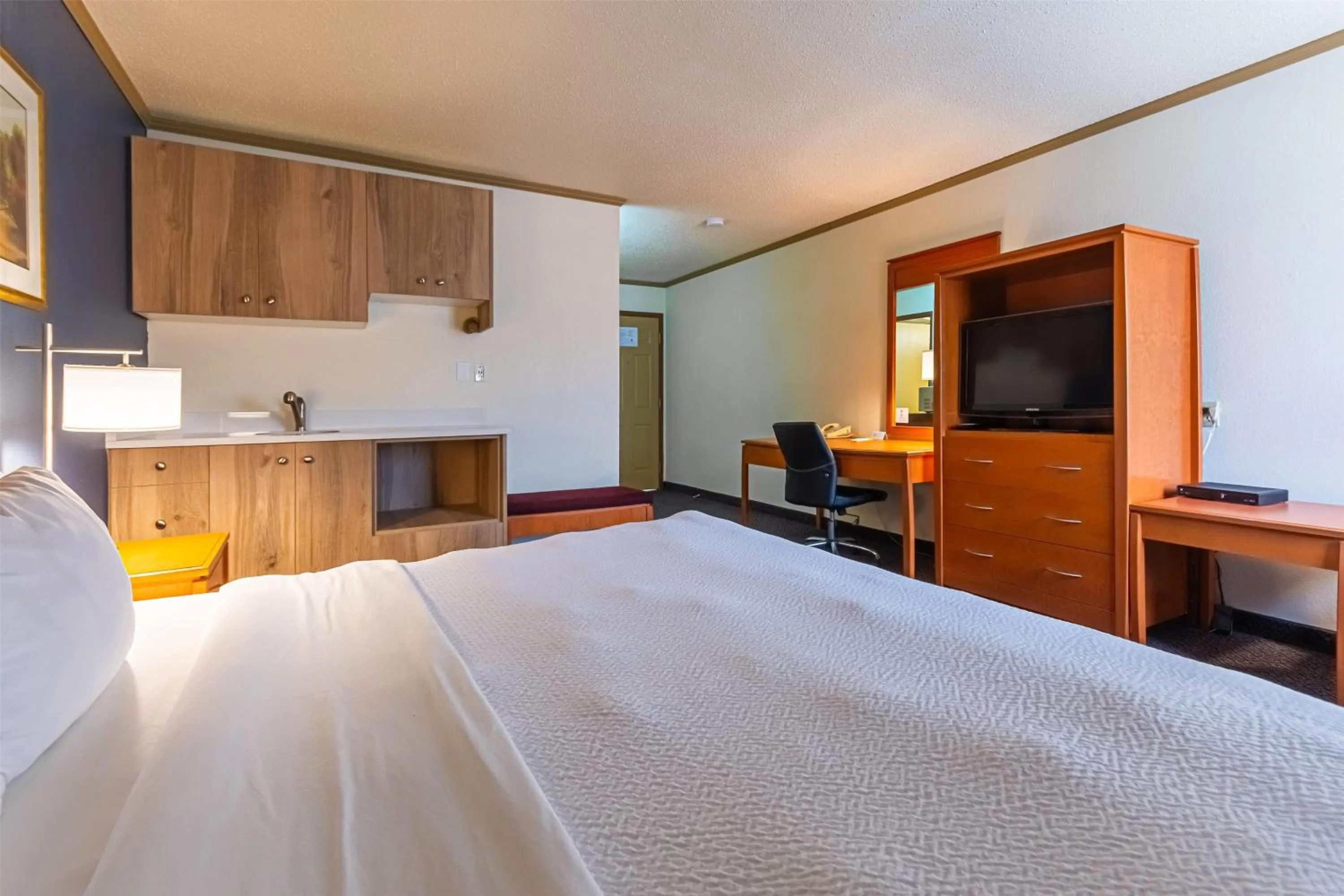 Photo of the whole room, Bed in Days Inn by Wyndham Drayton Valley