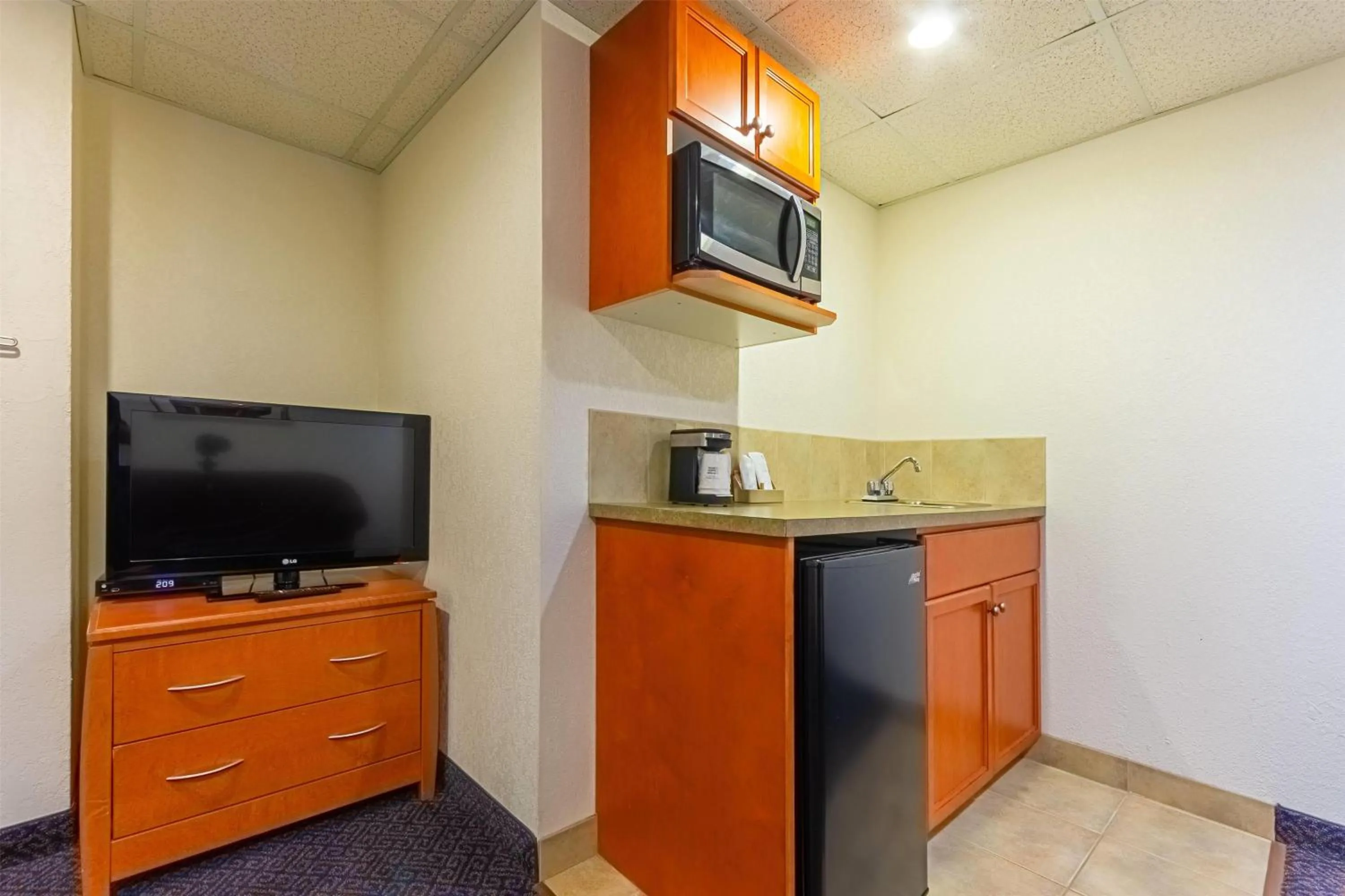 Photo of the whole room in Days Inn by Wyndham Drayton Valley