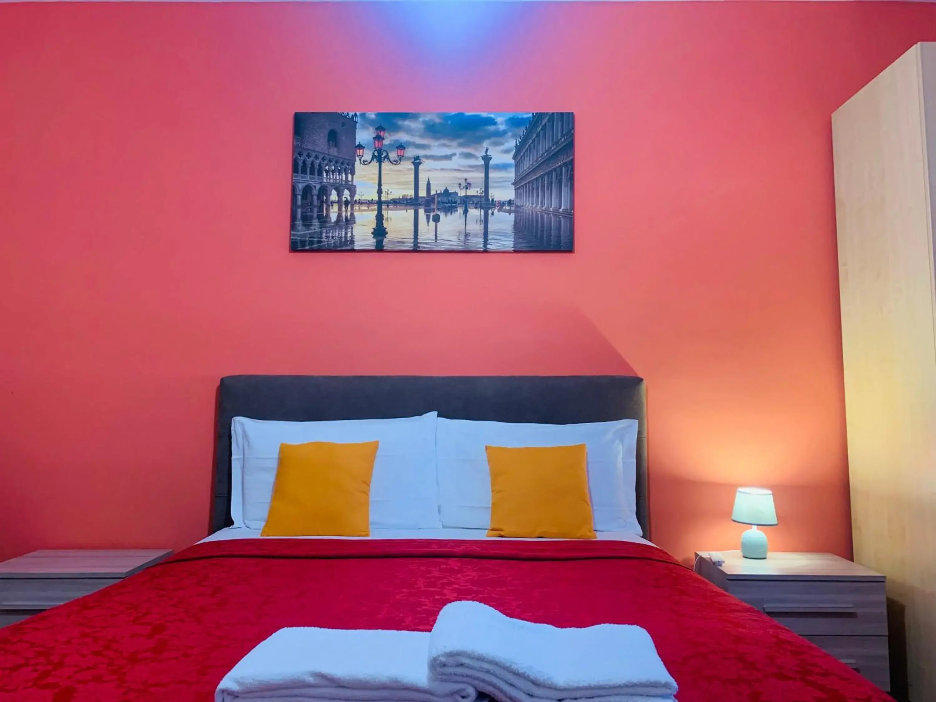 Deluxe Queen Room - single occupancy in Venice Day Apartment Deluxe Queen Room - single occupancy in Venice Day Apartment