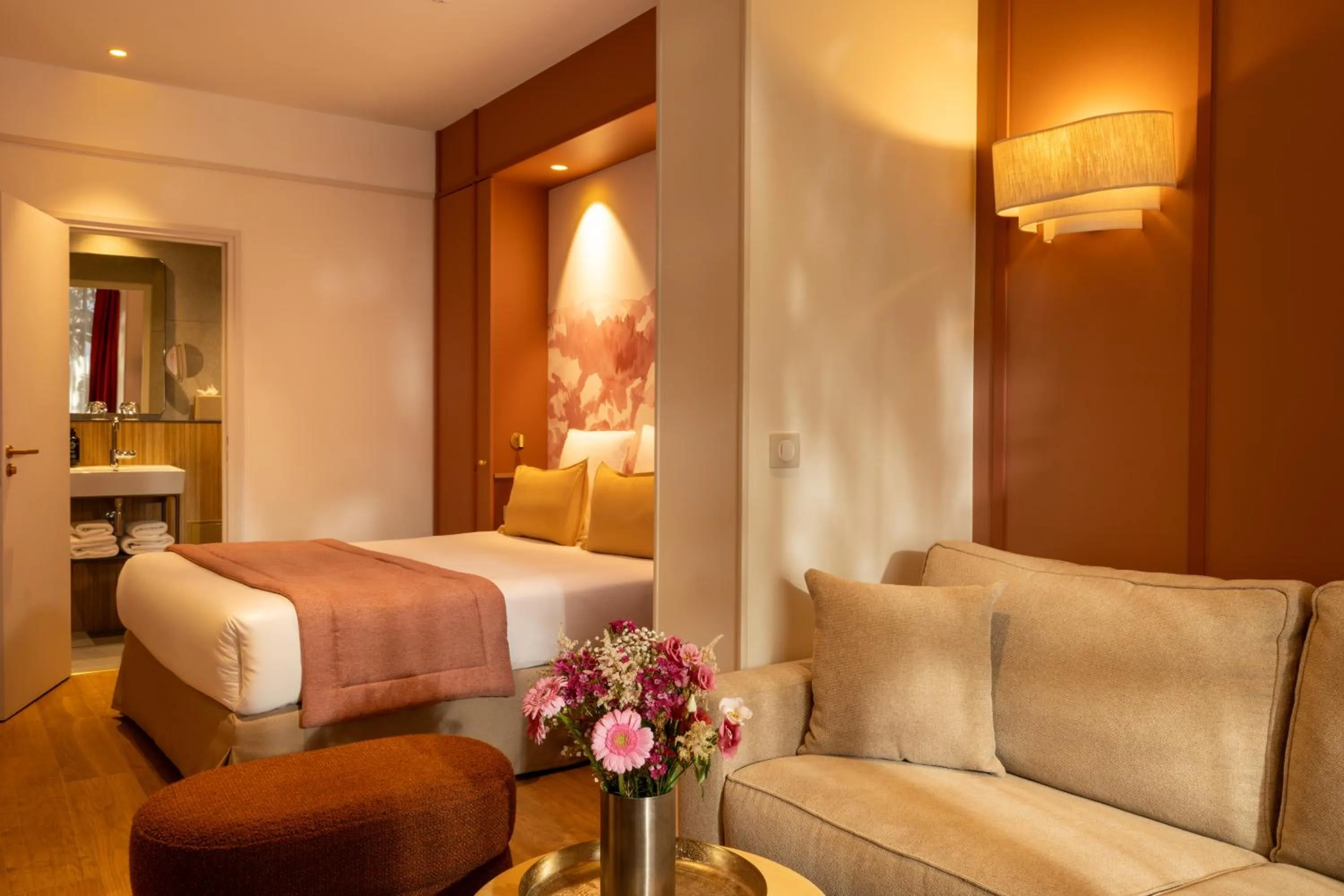 Living room, Bed in Hôtel Le Cardinal