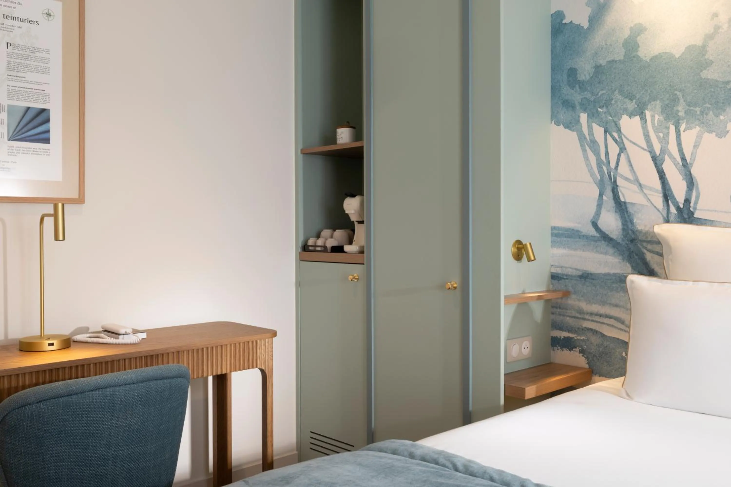 Bed in Hôtel Le Cardinal