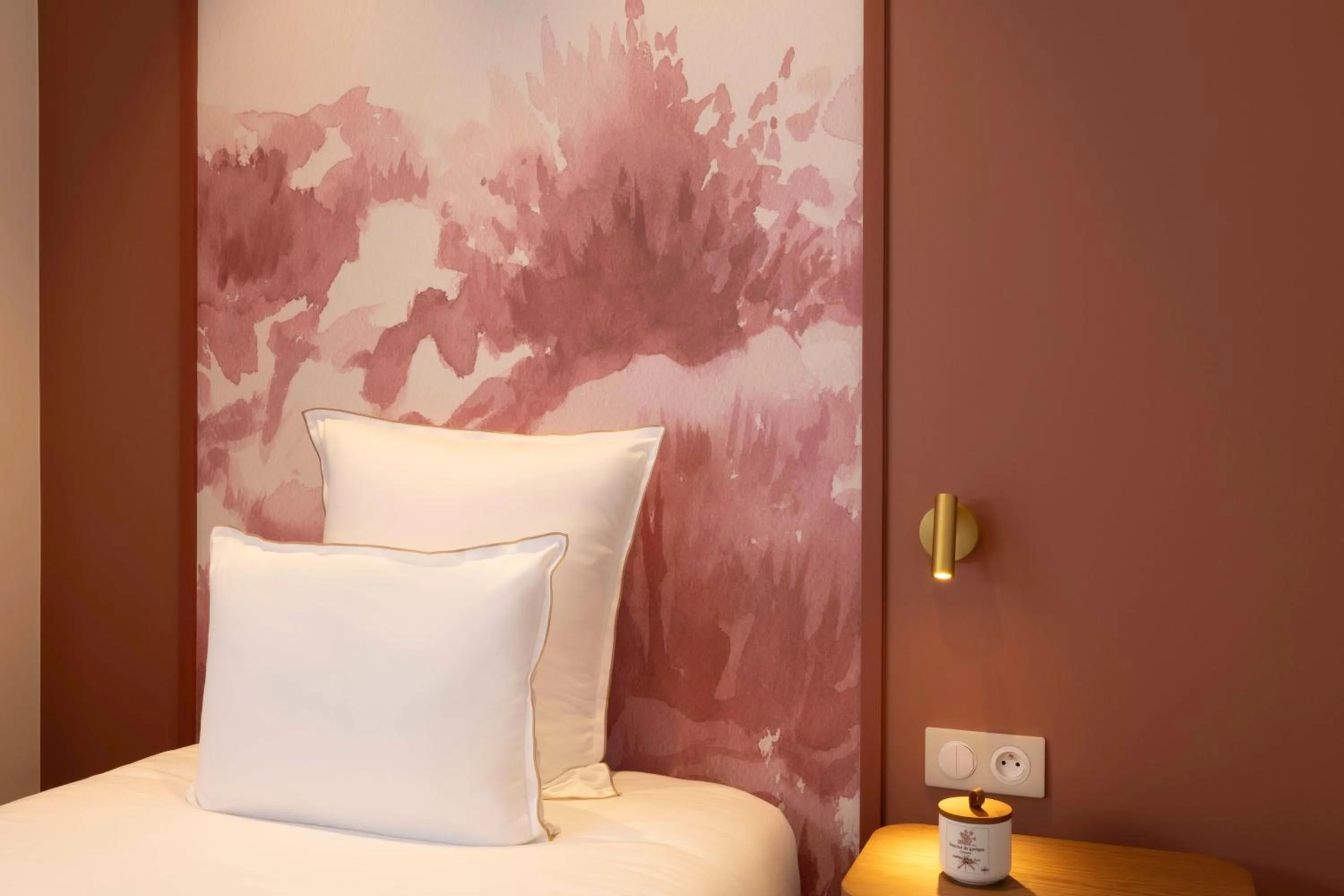 Bed in Hôtel Le Cardinal