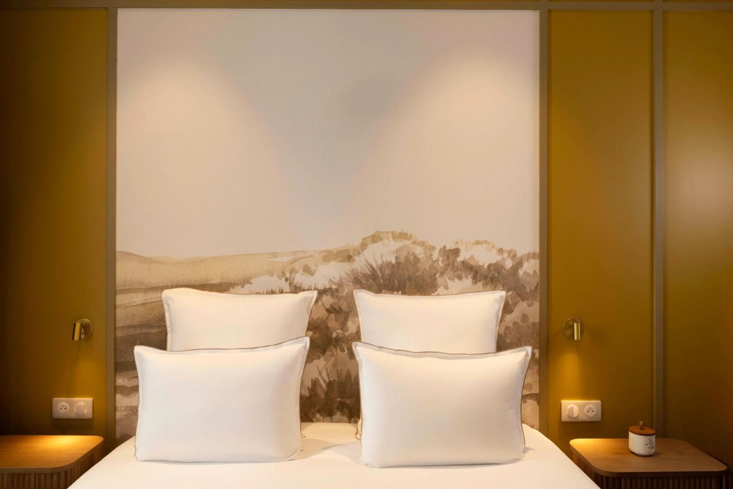 Bed in Hôtel Le Cardinal