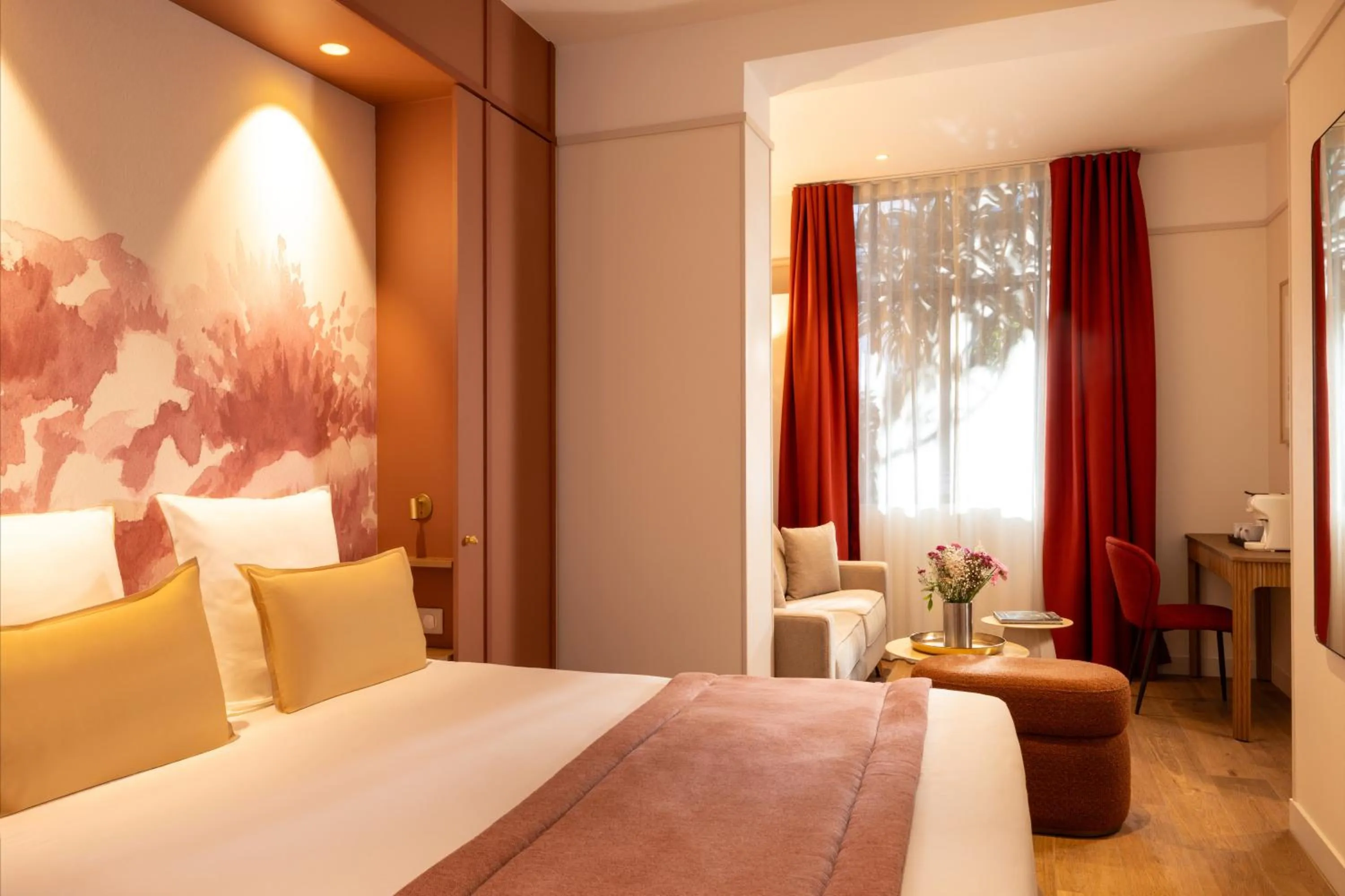 Photo of the whole room, Bed in Hôtel Le Cardinal