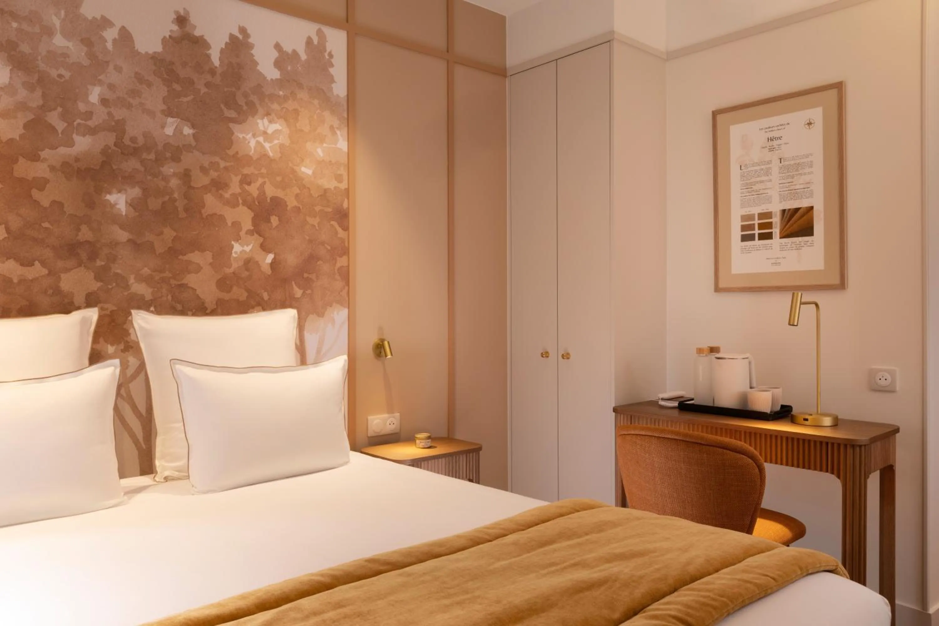 Bedroom, Bed in Hôtel Le Cardinal