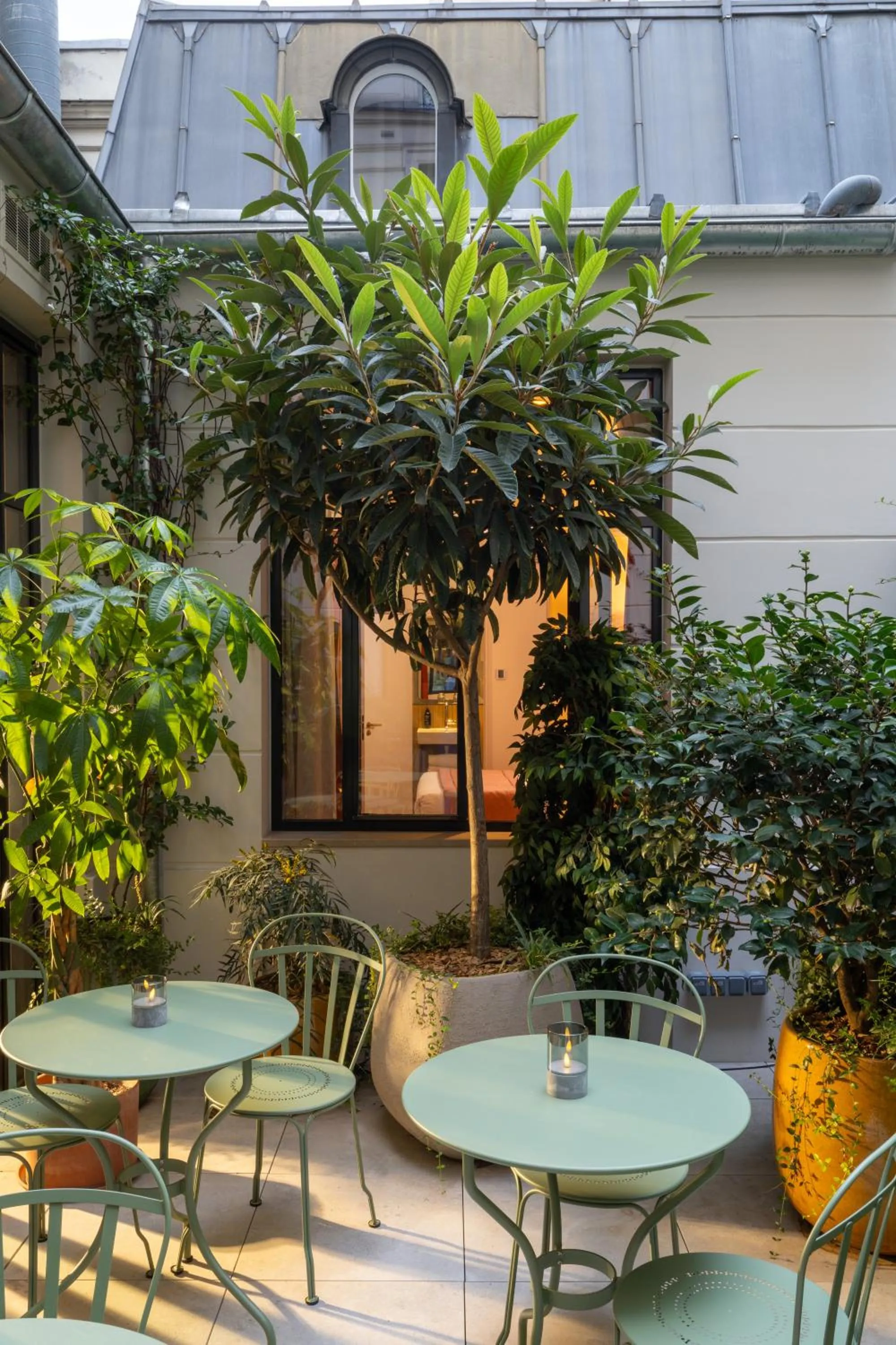 Patio in Hôtel Le Cardinal