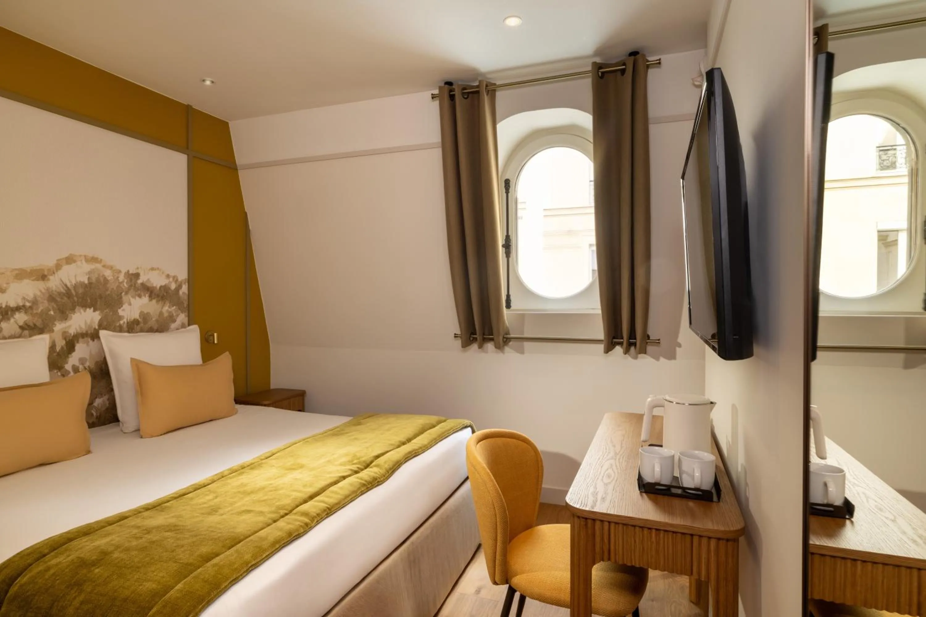 Photo of the whole room, Bed in Hôtel Le Cardinal