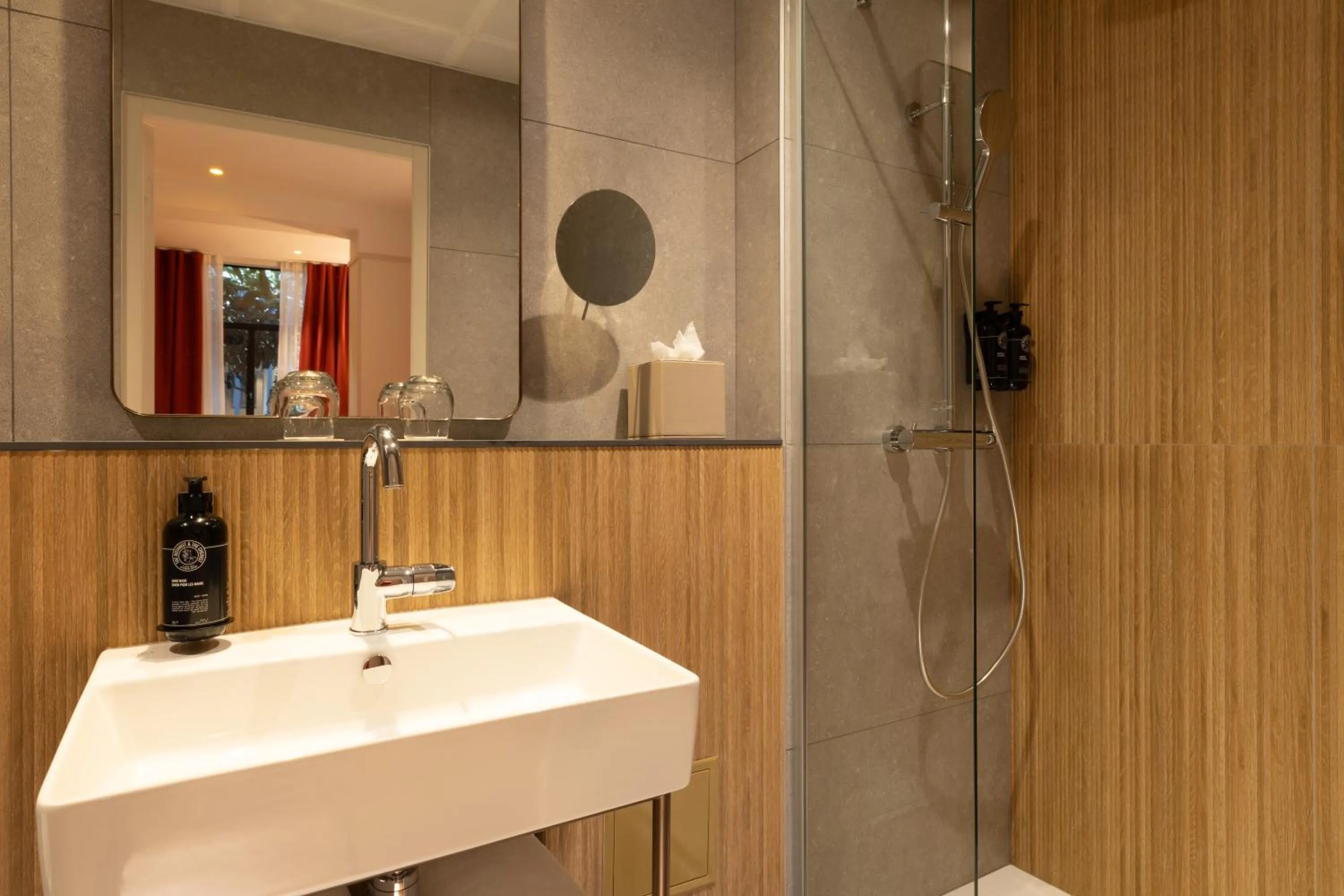 Shower in Hôtel Le Cardinal