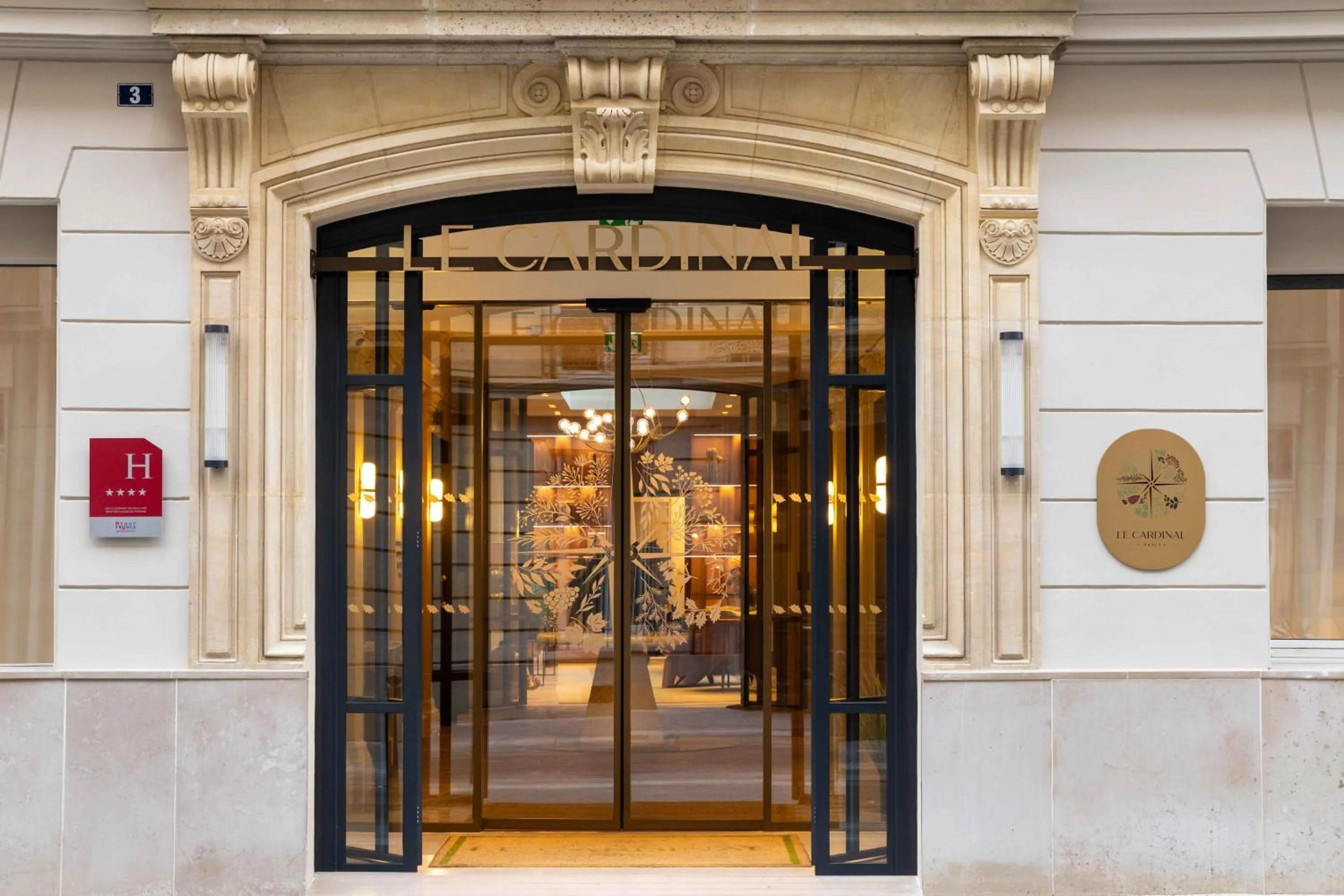 Facade/entrance in Hôtel Le Cardinal