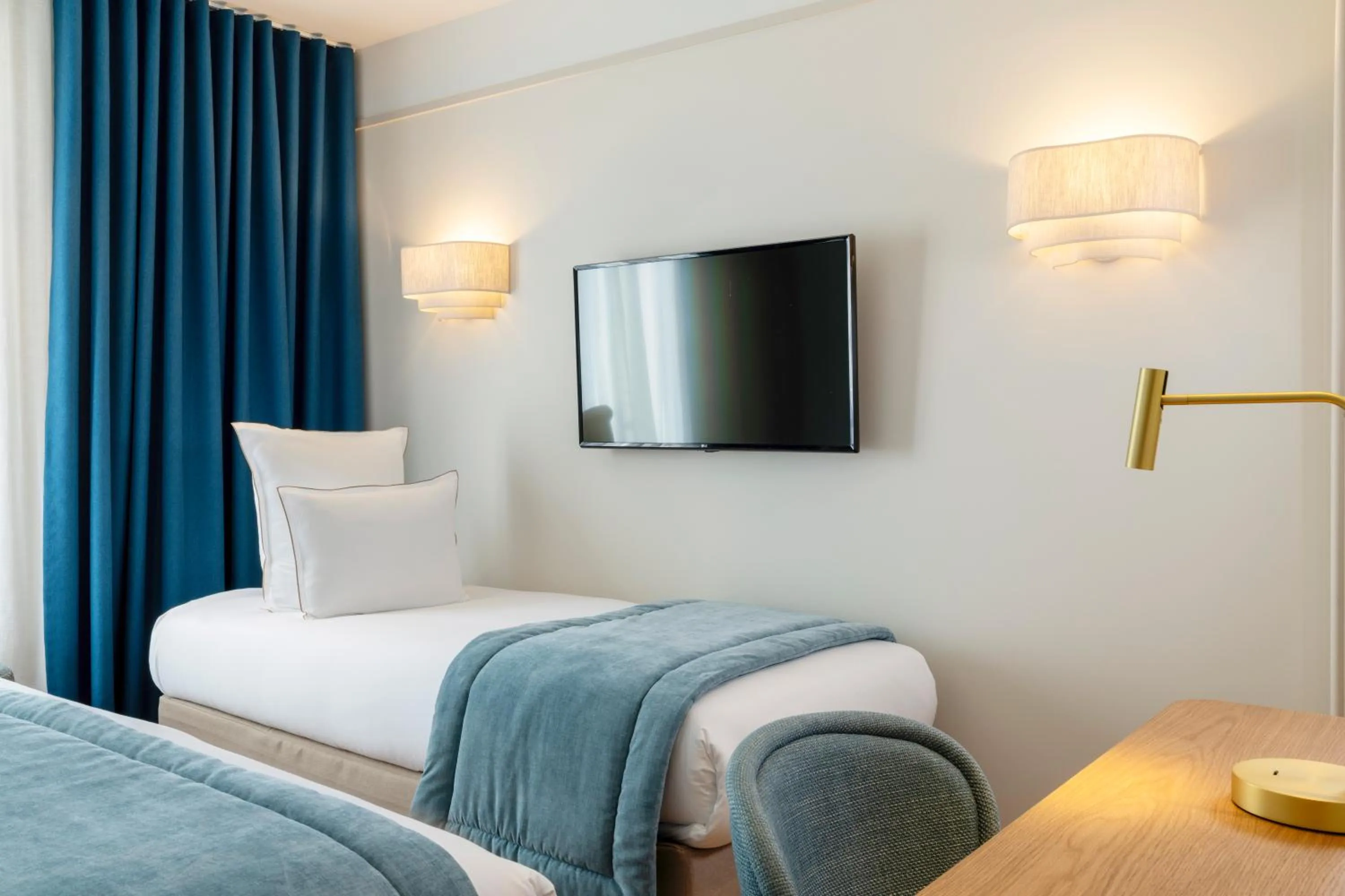 Bed in Hôtel Le Cardinal