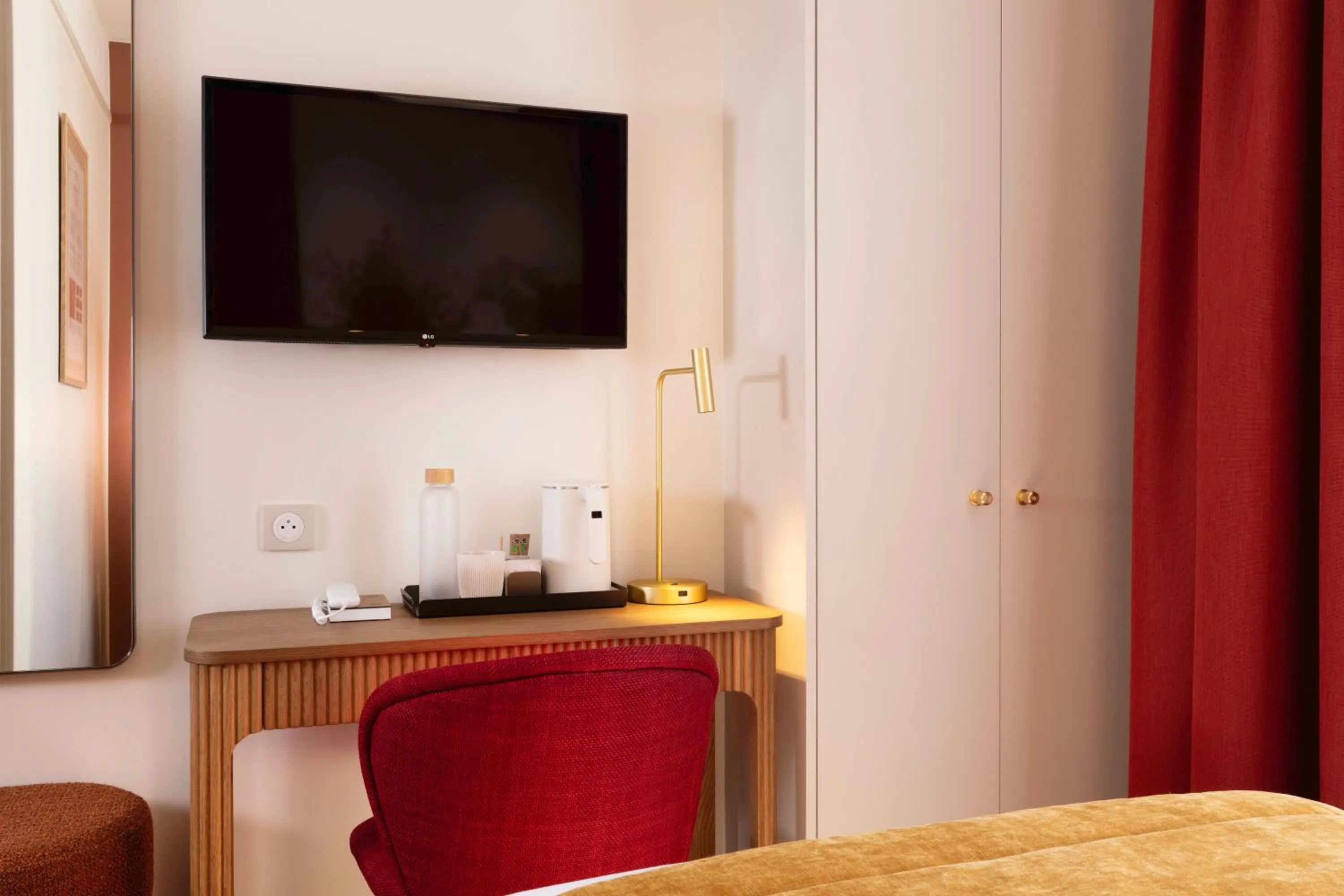 TV and multimedia in Hôtel Le Cardinal