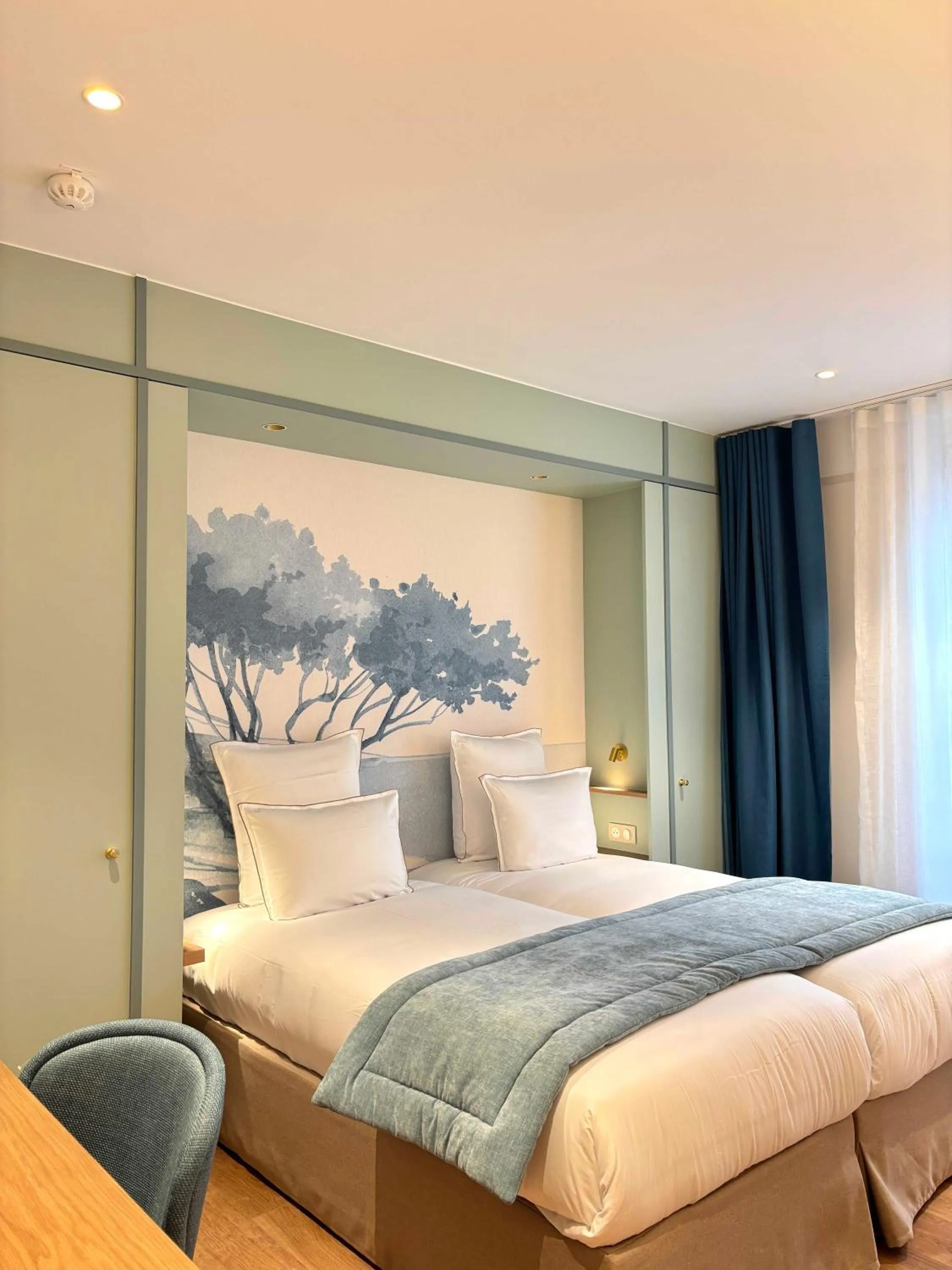 Bed in Hôtel Le Cardinal