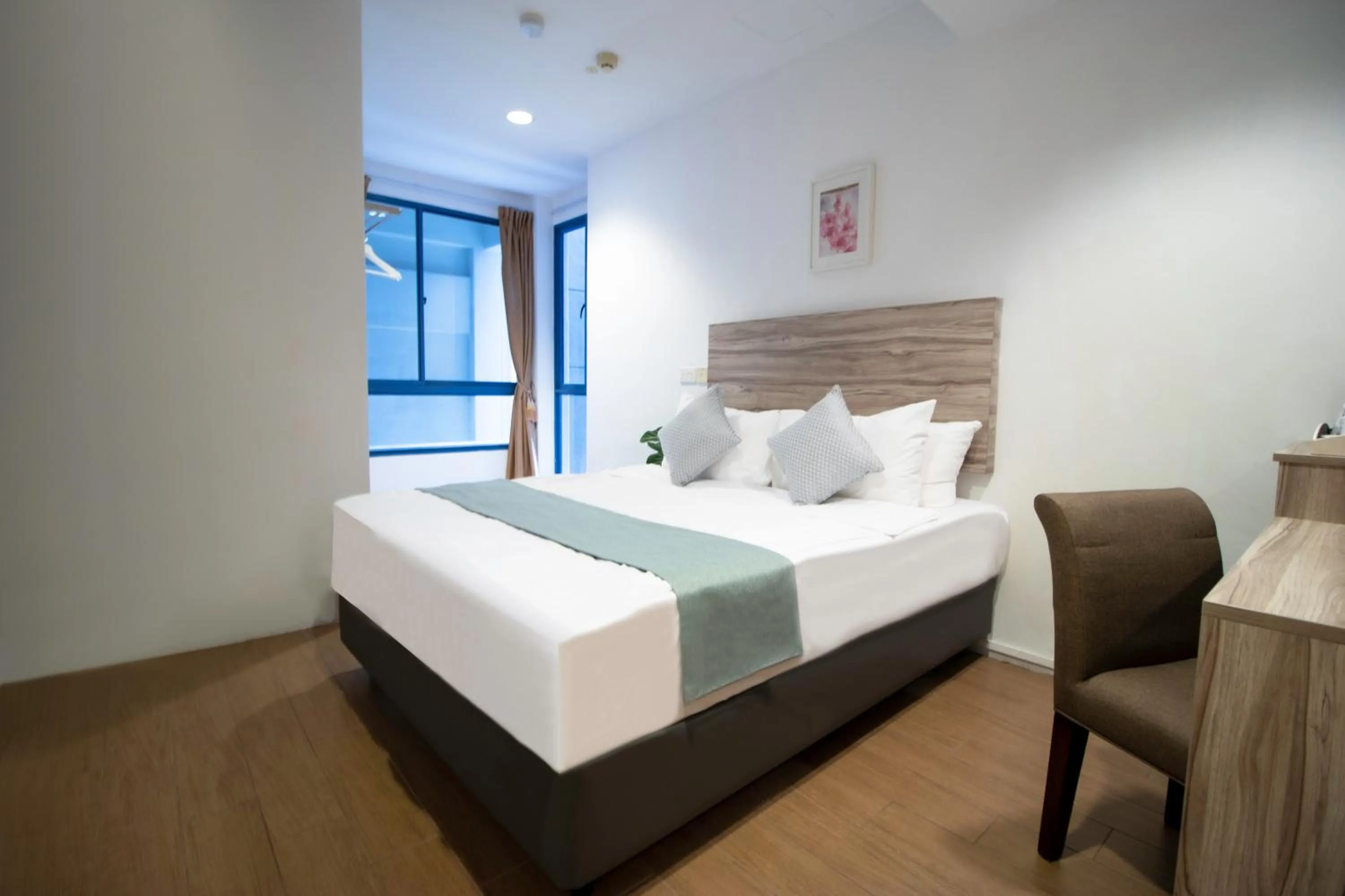 Photo of the whole room, Bed in Victoria Hotel a NuVe Group Collection