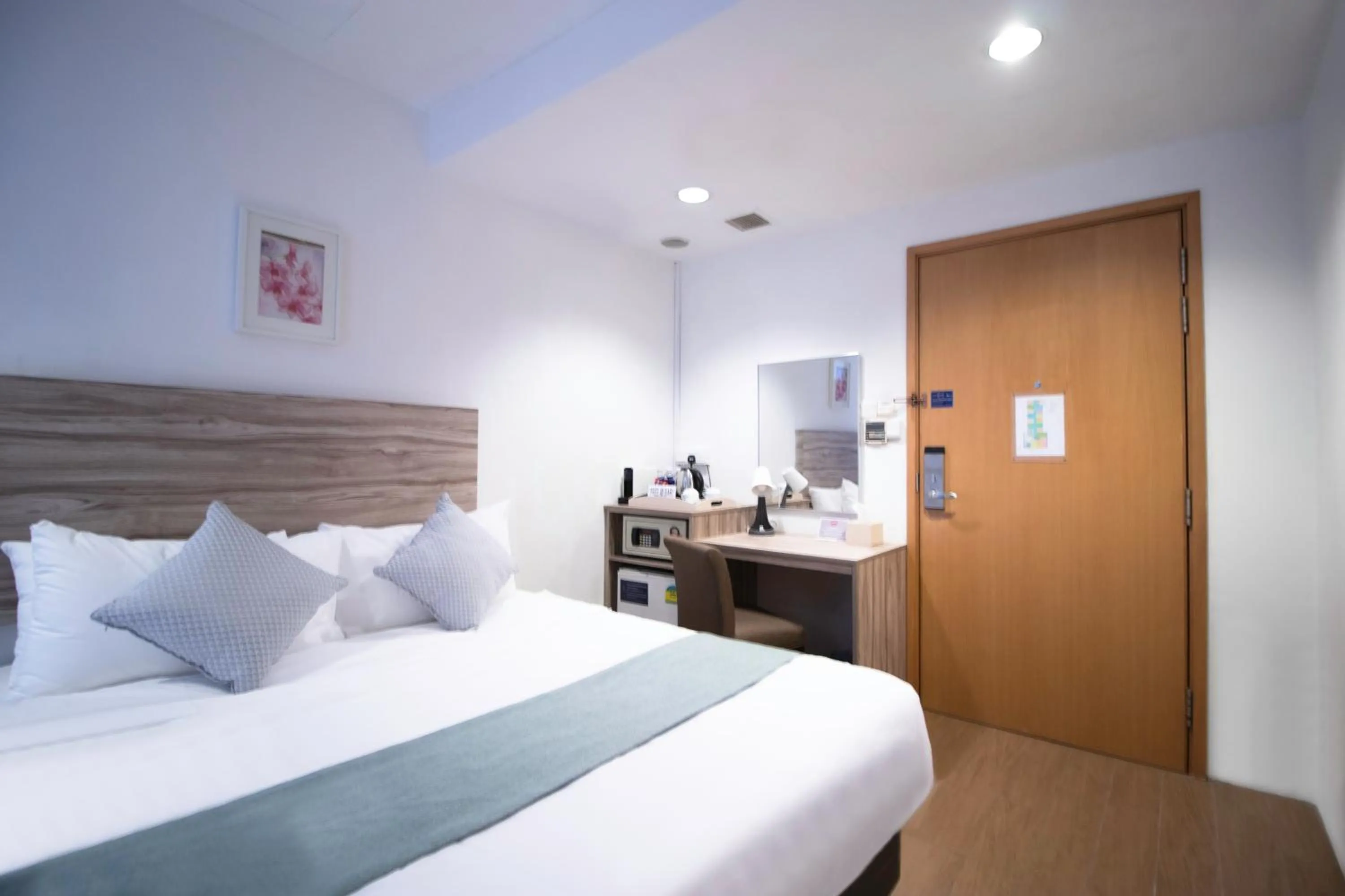 Photo of the whole room, Bed in Victoria Hotel a NuVe Group Collection