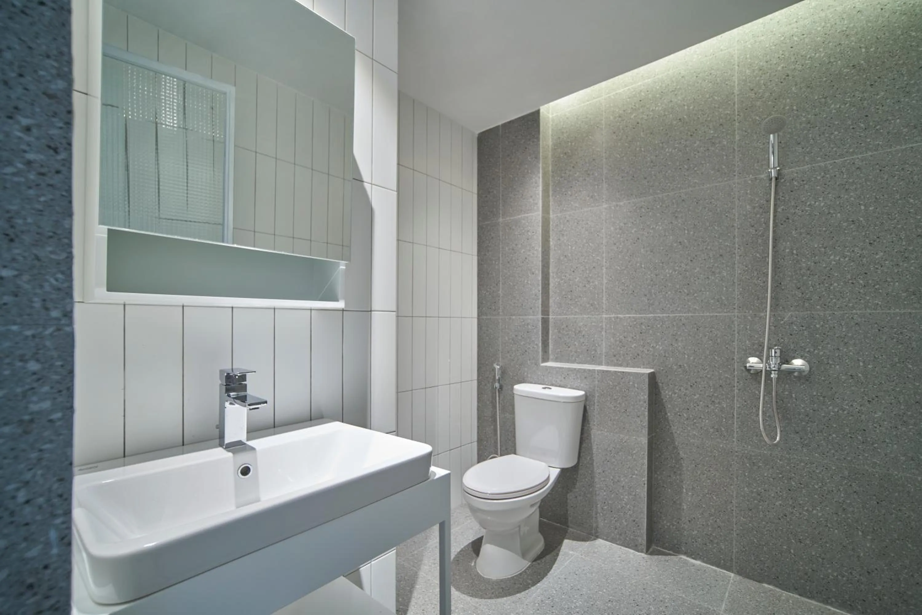 Shower in M Village Living Điện Biên Phủ - The Tropic