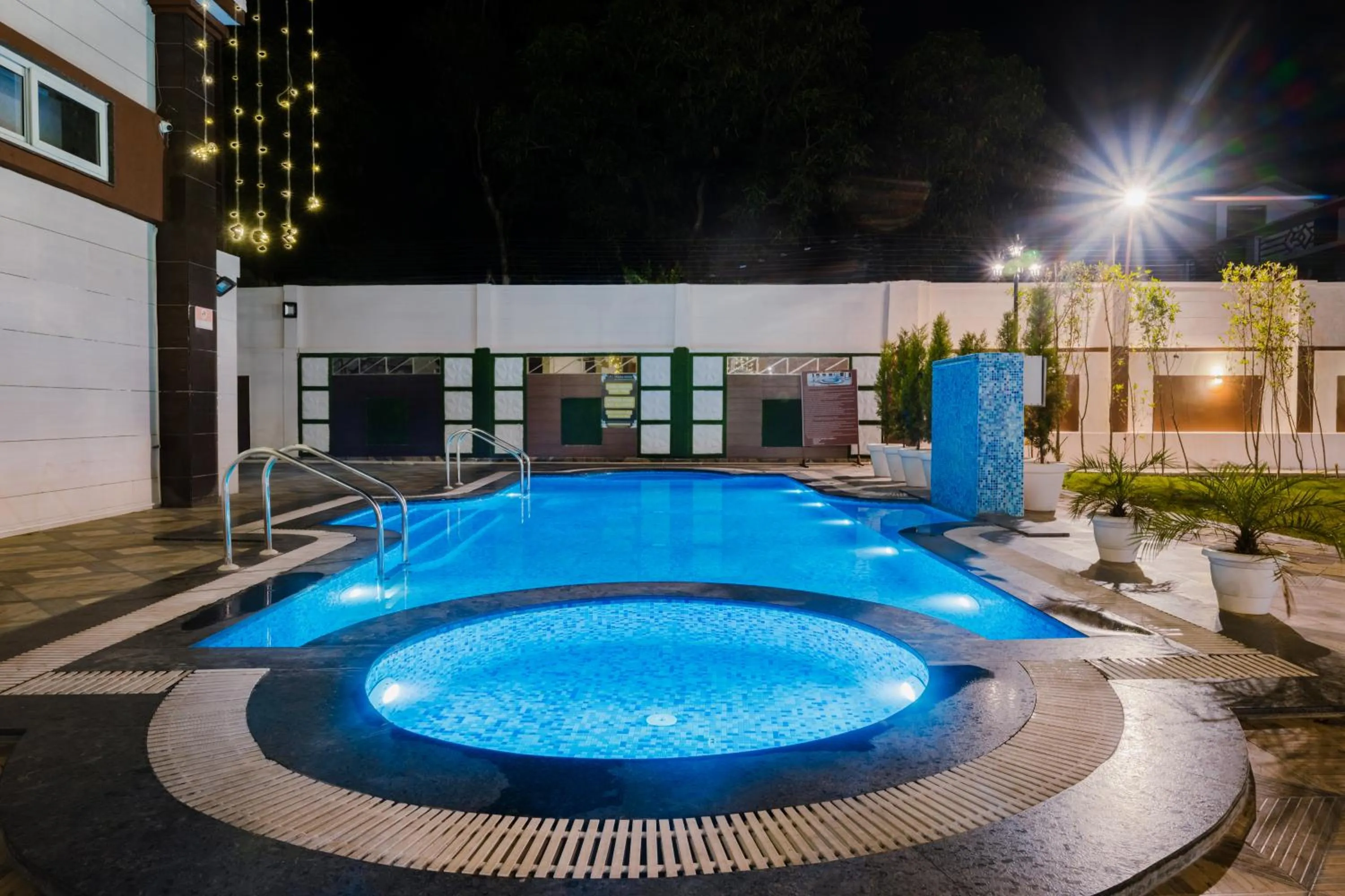 Swimming pool in Hotel Vasdaa Grand