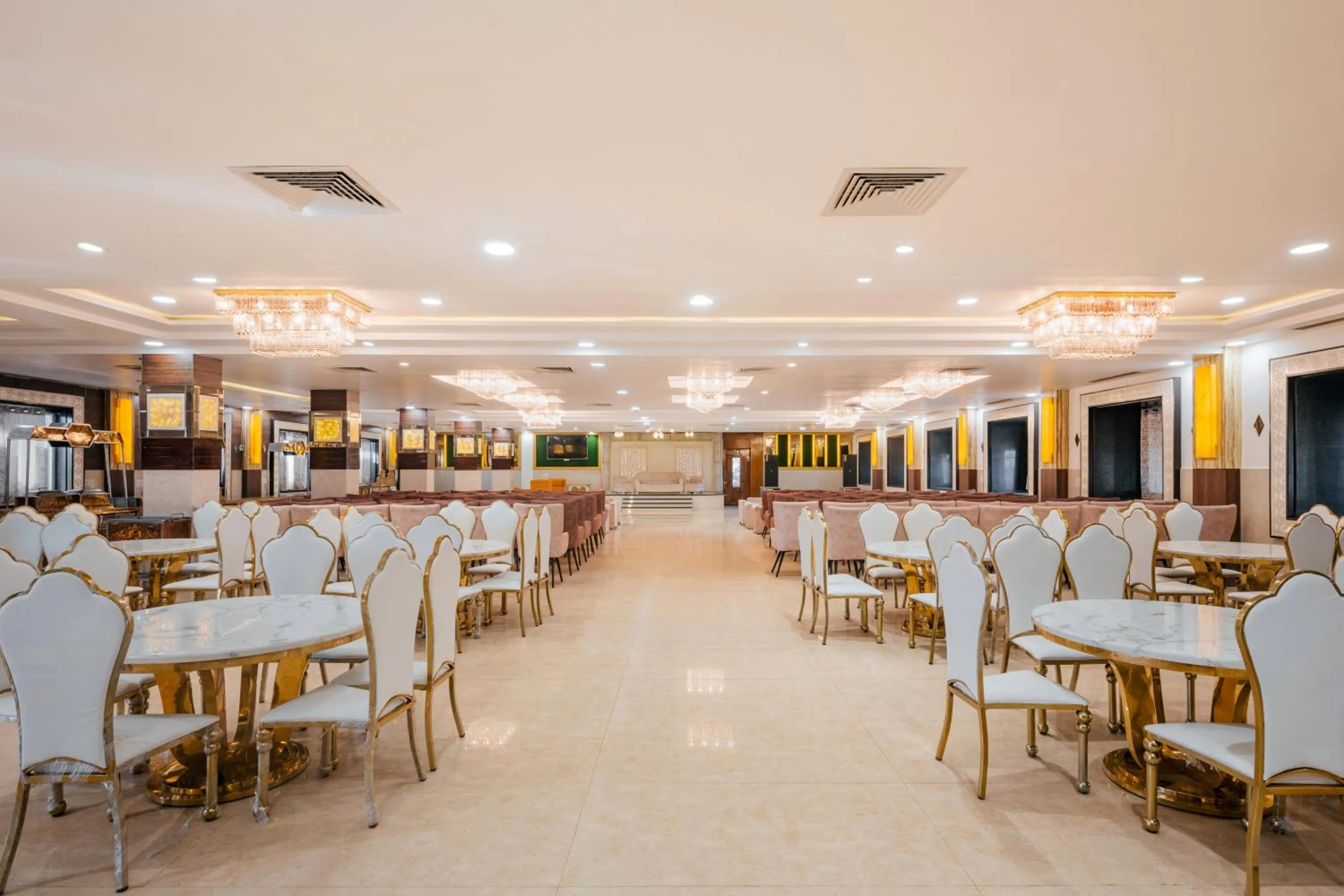 Restaurant/places to eat in Hotel Vasdaa Grand