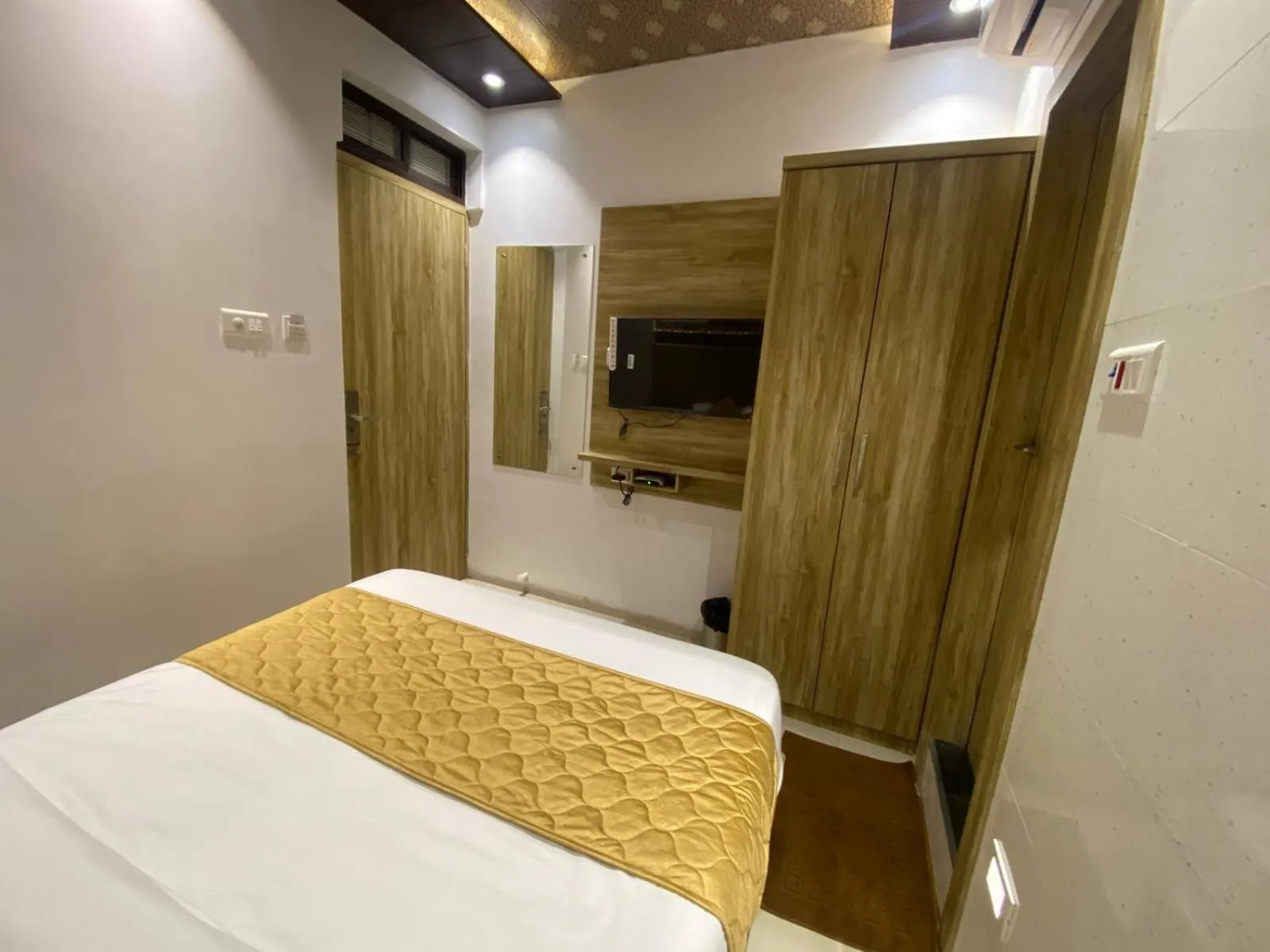 Bed in Hotel BKC CROWN - Near Trade Centre, Visa Consulate