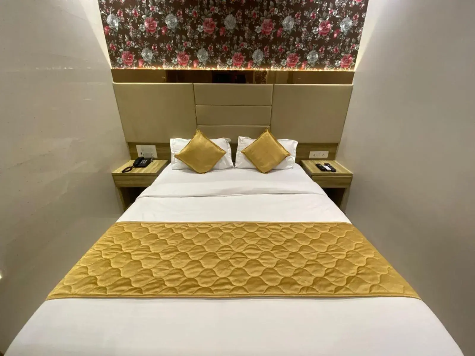 Deluxe Double Room - single occupancy in Hotel BKC CROWN - Near Trade Centre, Visa Consulate Deluxe Double Room - single occupancy in Hotel BKC CROWN - Near Trade Centre, Visa Consulate