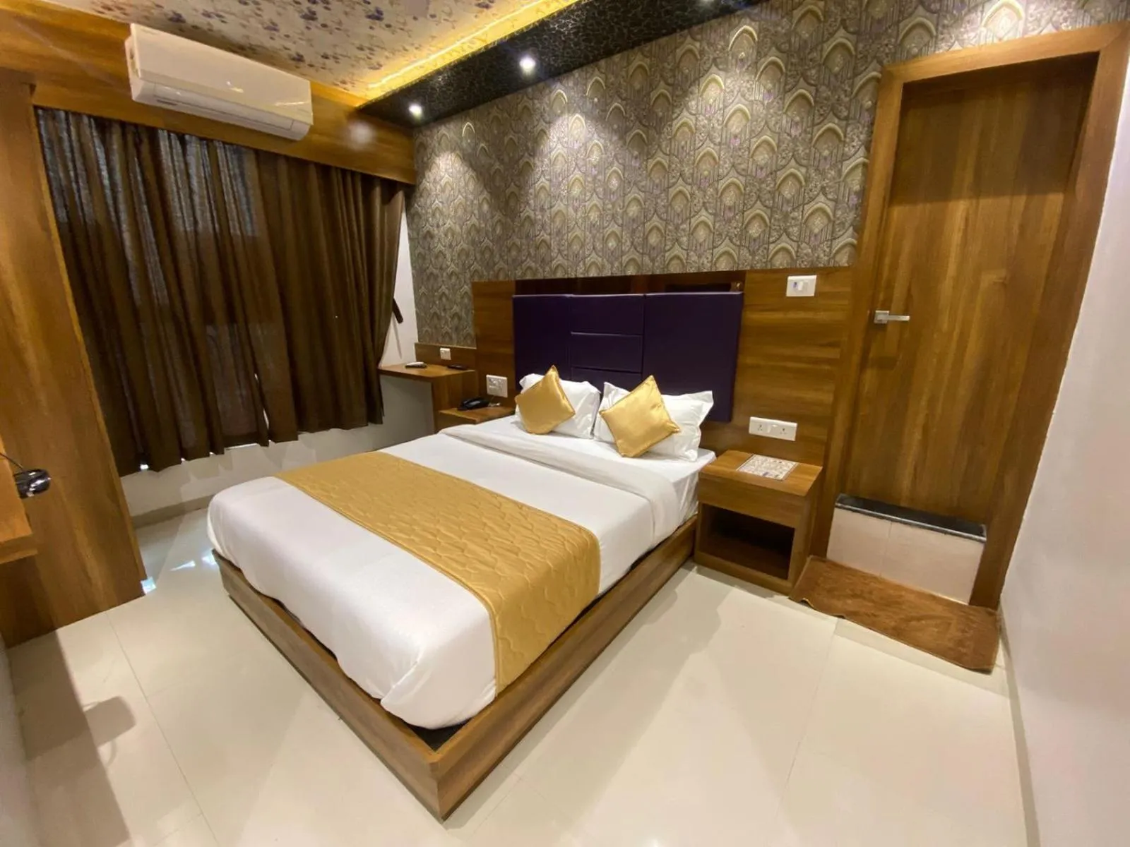 Bed in Hotel BKC CROWN - Near Trade Centre, Visa Consulate