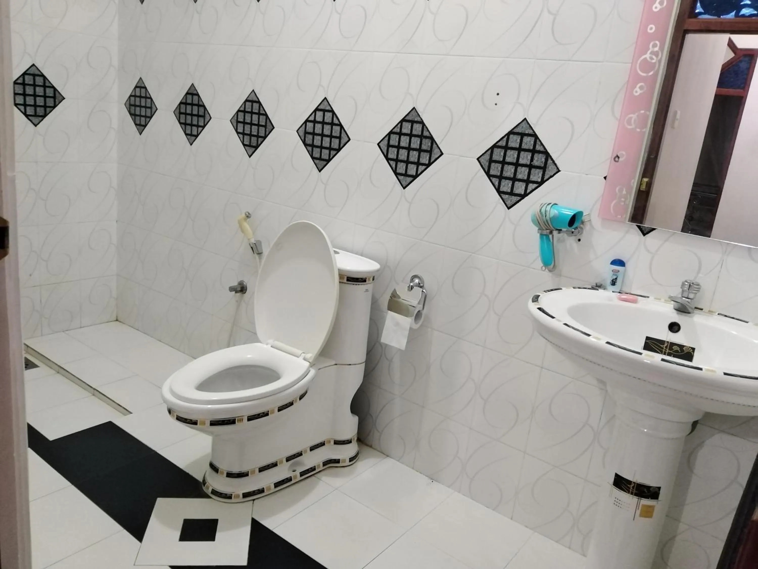 Bathroom in Peacock Reach Hotel