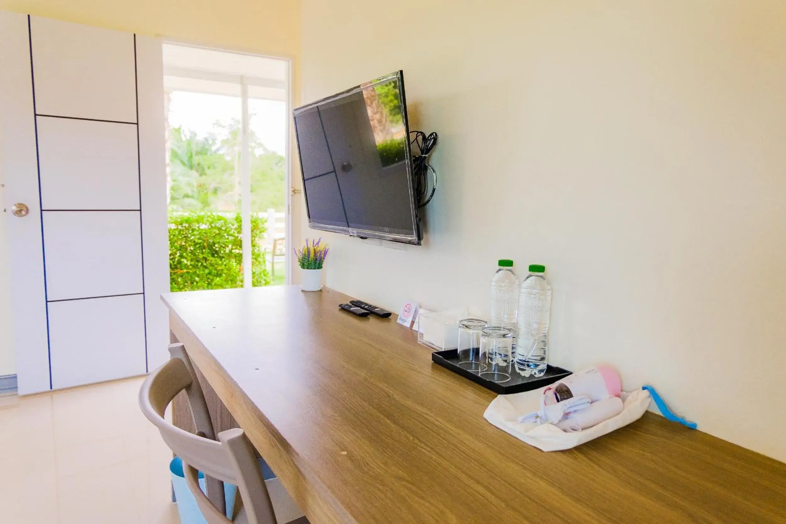 Deluxe Twin Room in ONE Chumphon Hotel Deluxe Twin Room in ONE Chumphon Hotel