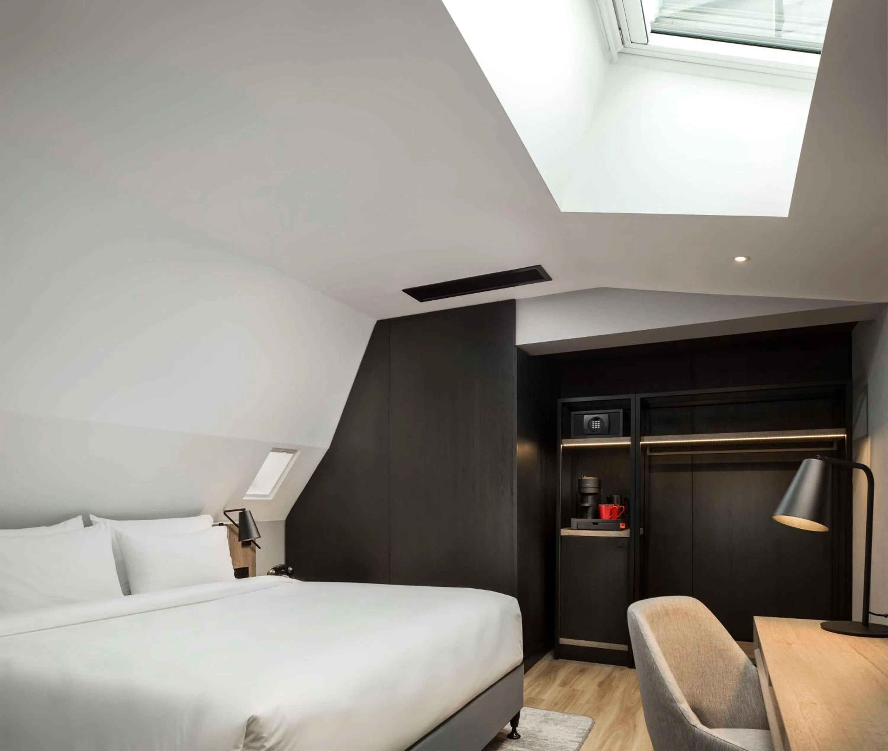 Bedroom, Bed in Radisson RED Hotel, Liverpool