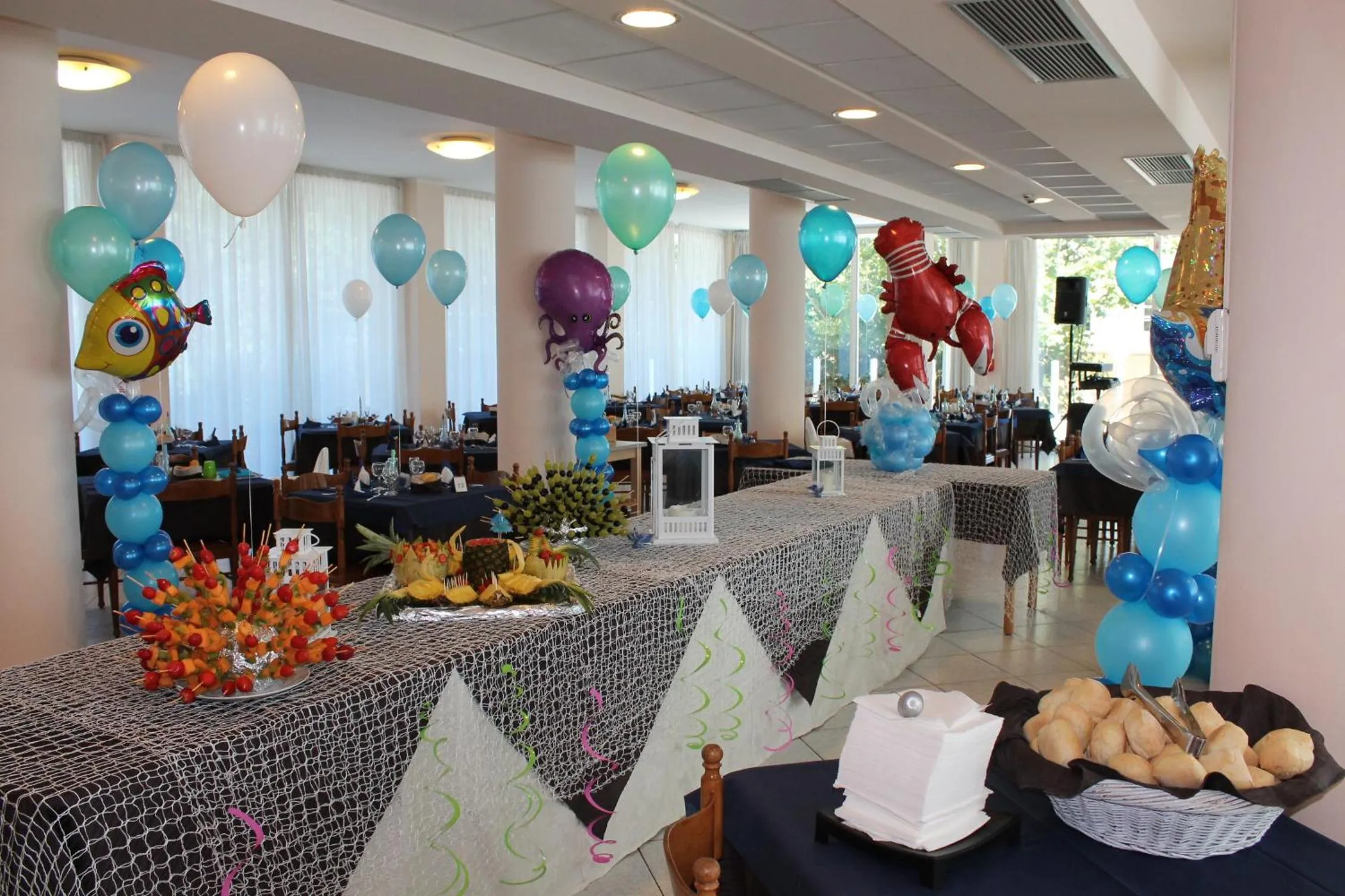 Restaurant/places to eat in Hotel Beverly