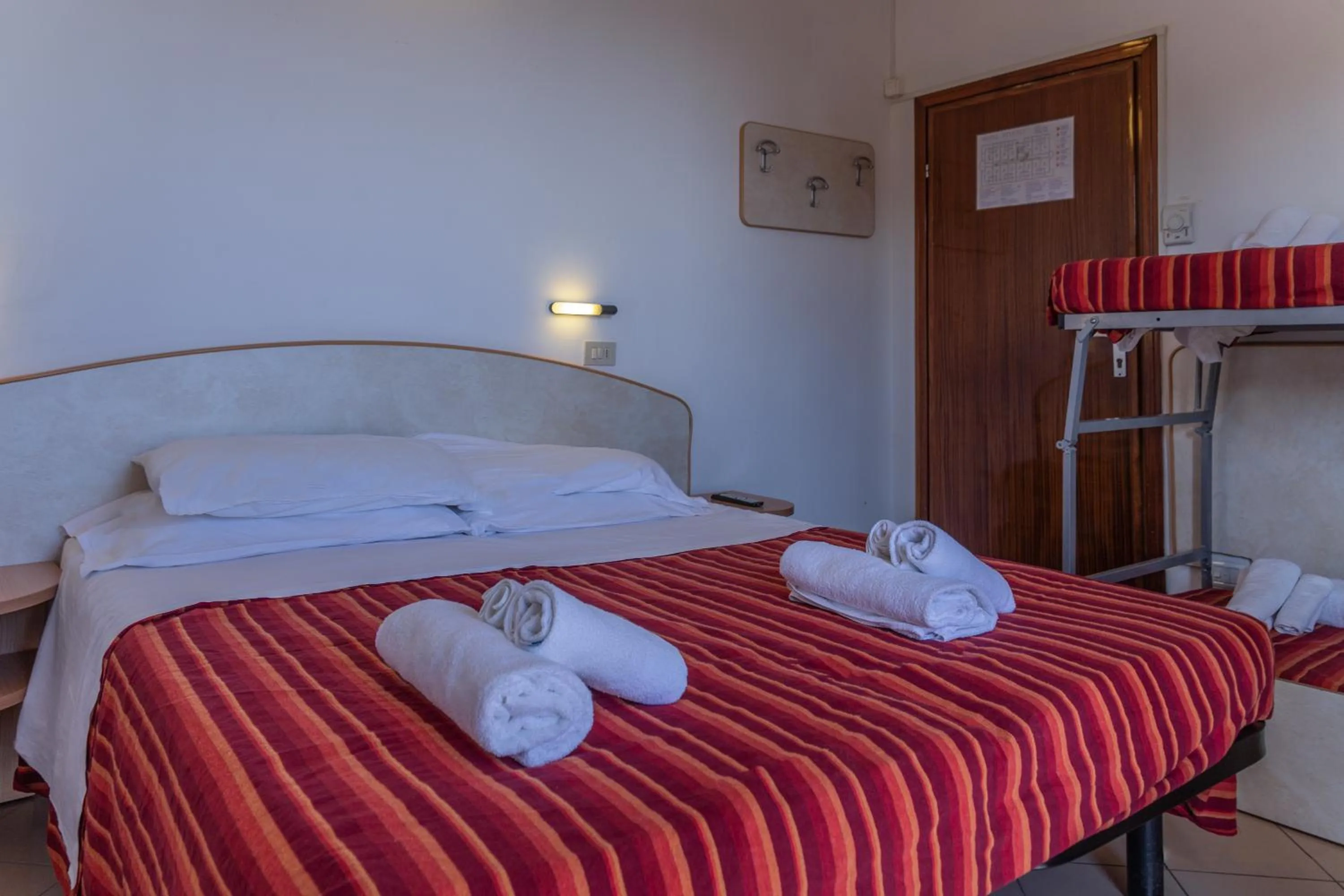 bunk bed, Bed in Hotel Beverly