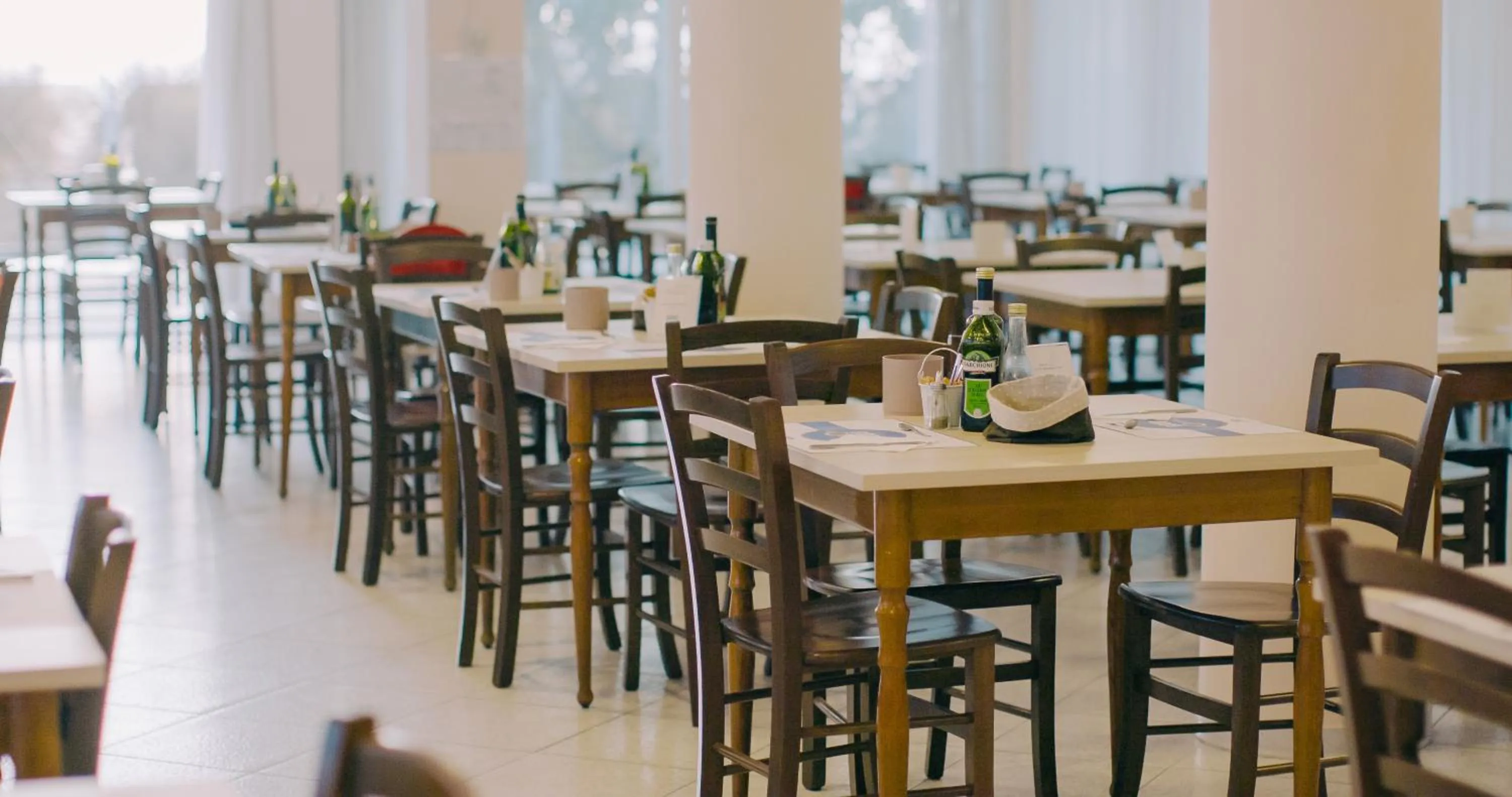 Restaurant/places to eat in Hotel Beverly