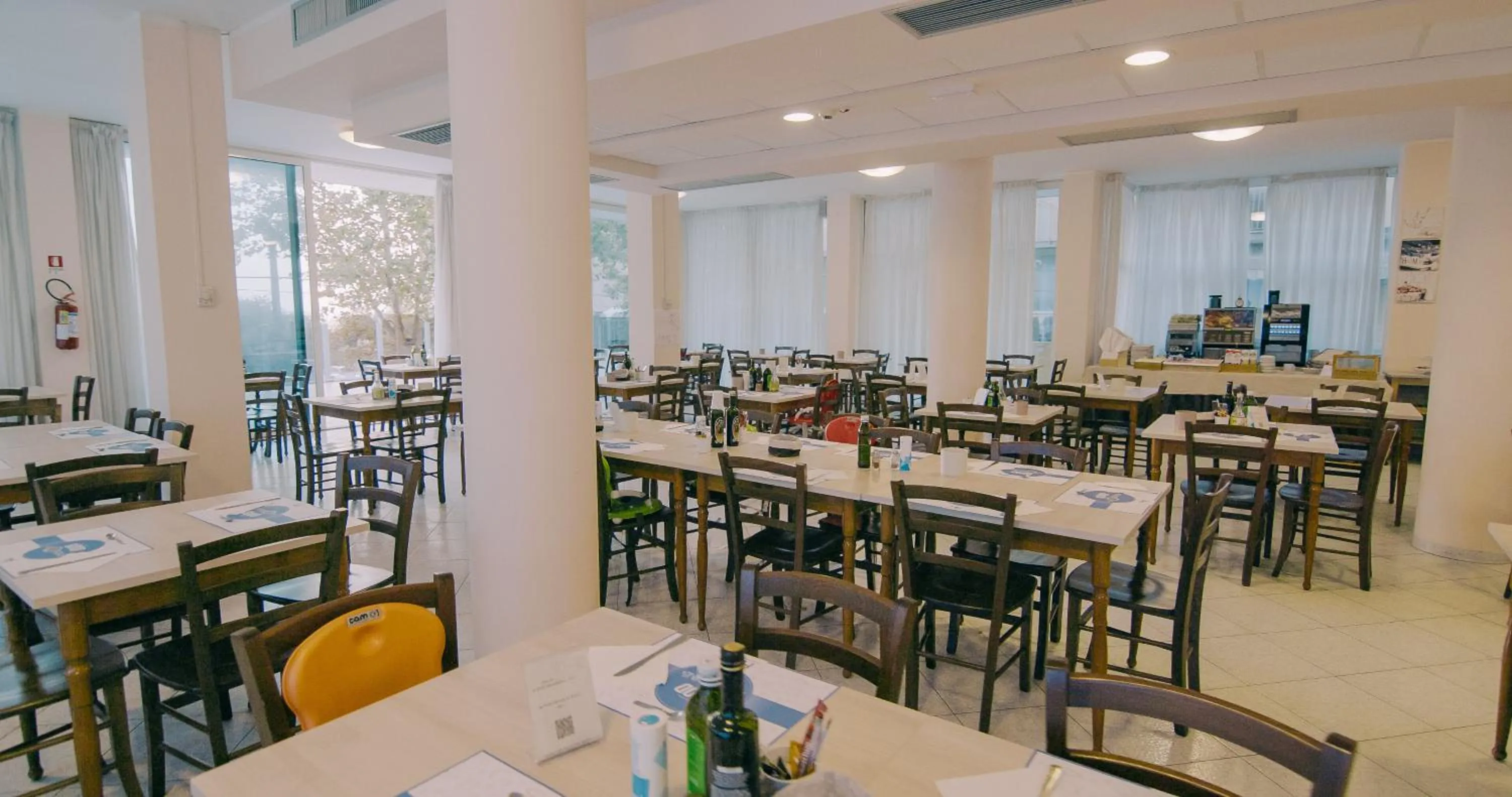 Restaurant/places to eat in Hotel Beverly