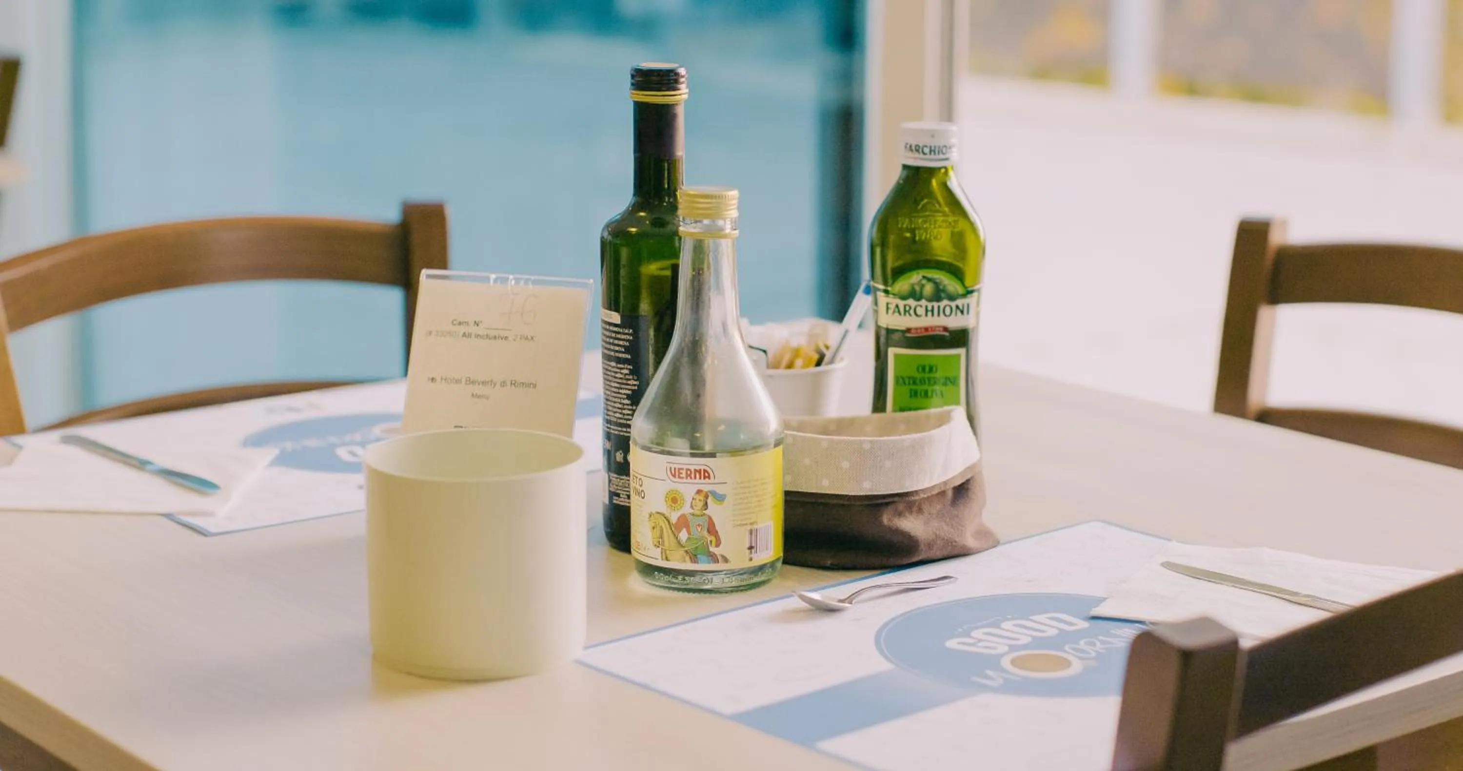 Restaurant/places to eat in Hotel Beverly