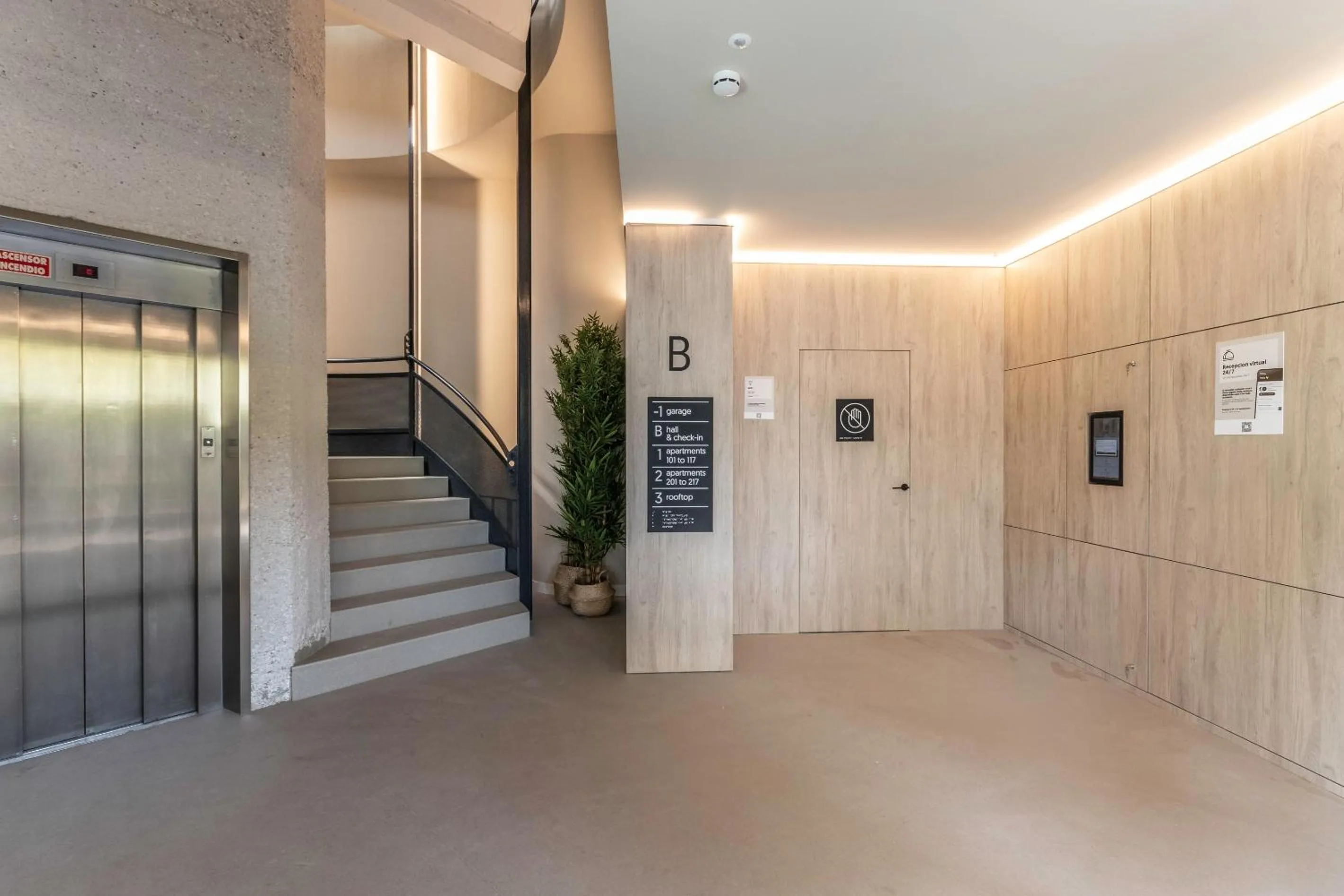 elevator in Líbere Pamplona Yamaguchi