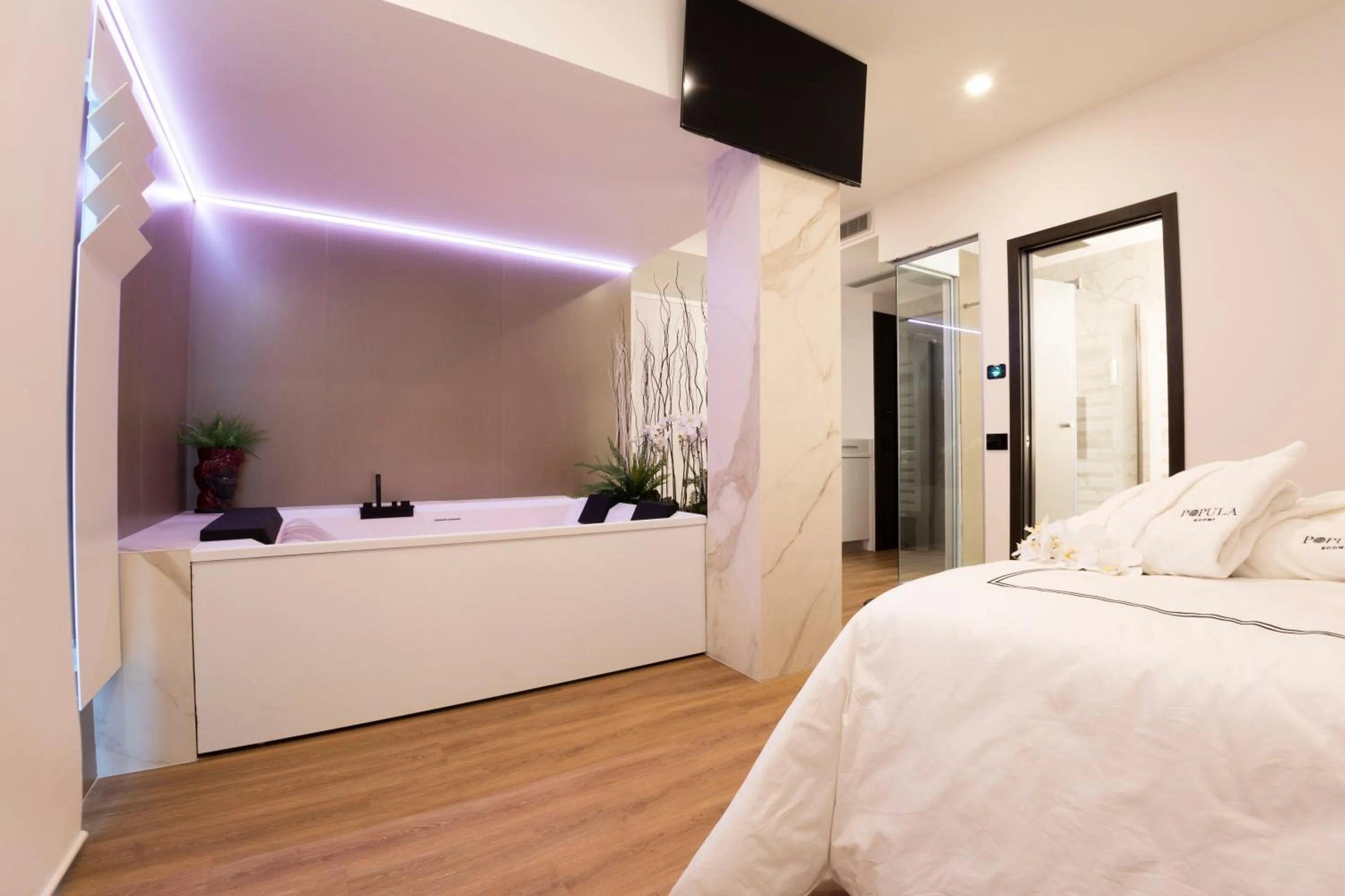 Bed in Popula Rooms & Mediterranean Bay