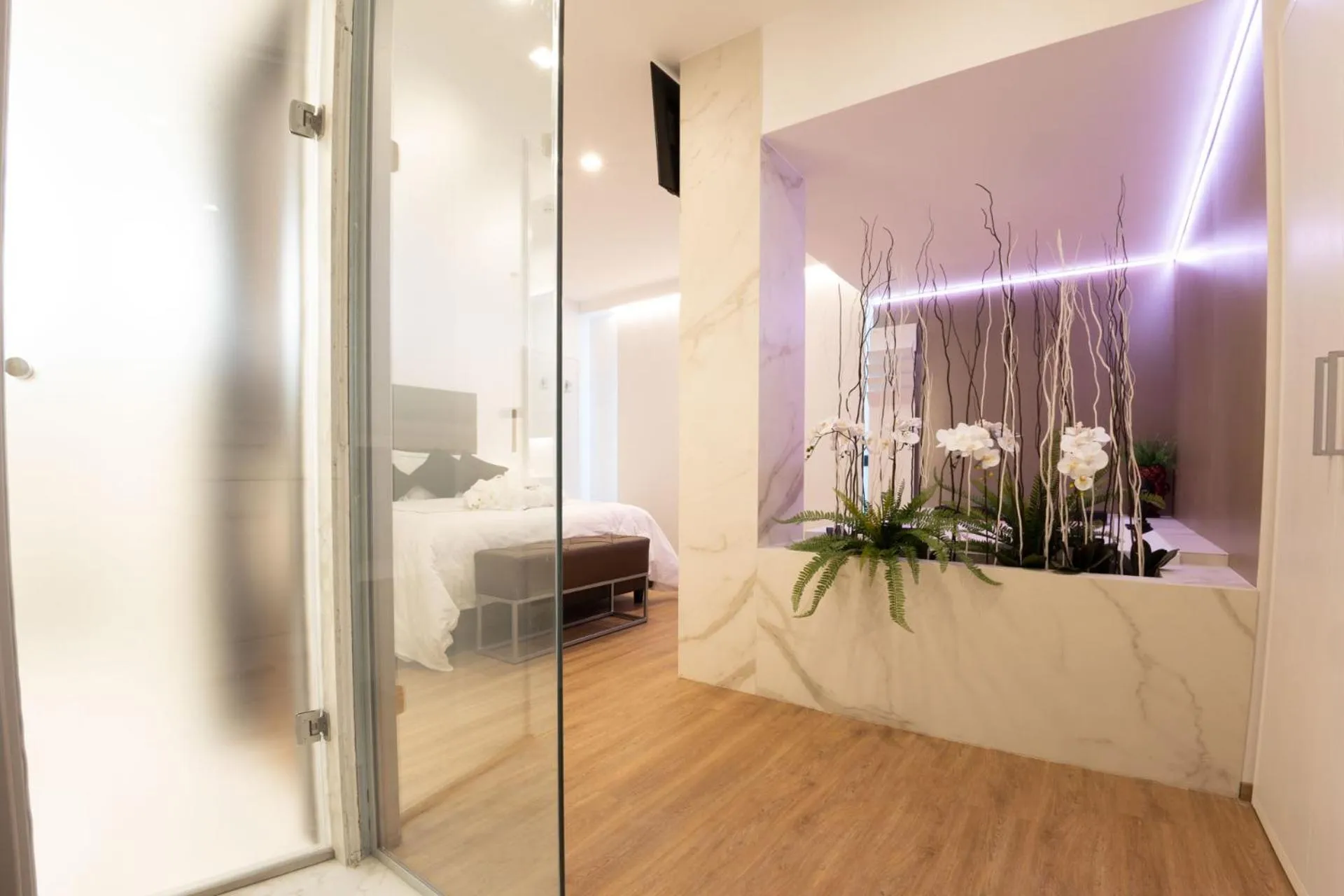 Shower in Popula Rooms & Mediterranean Bay