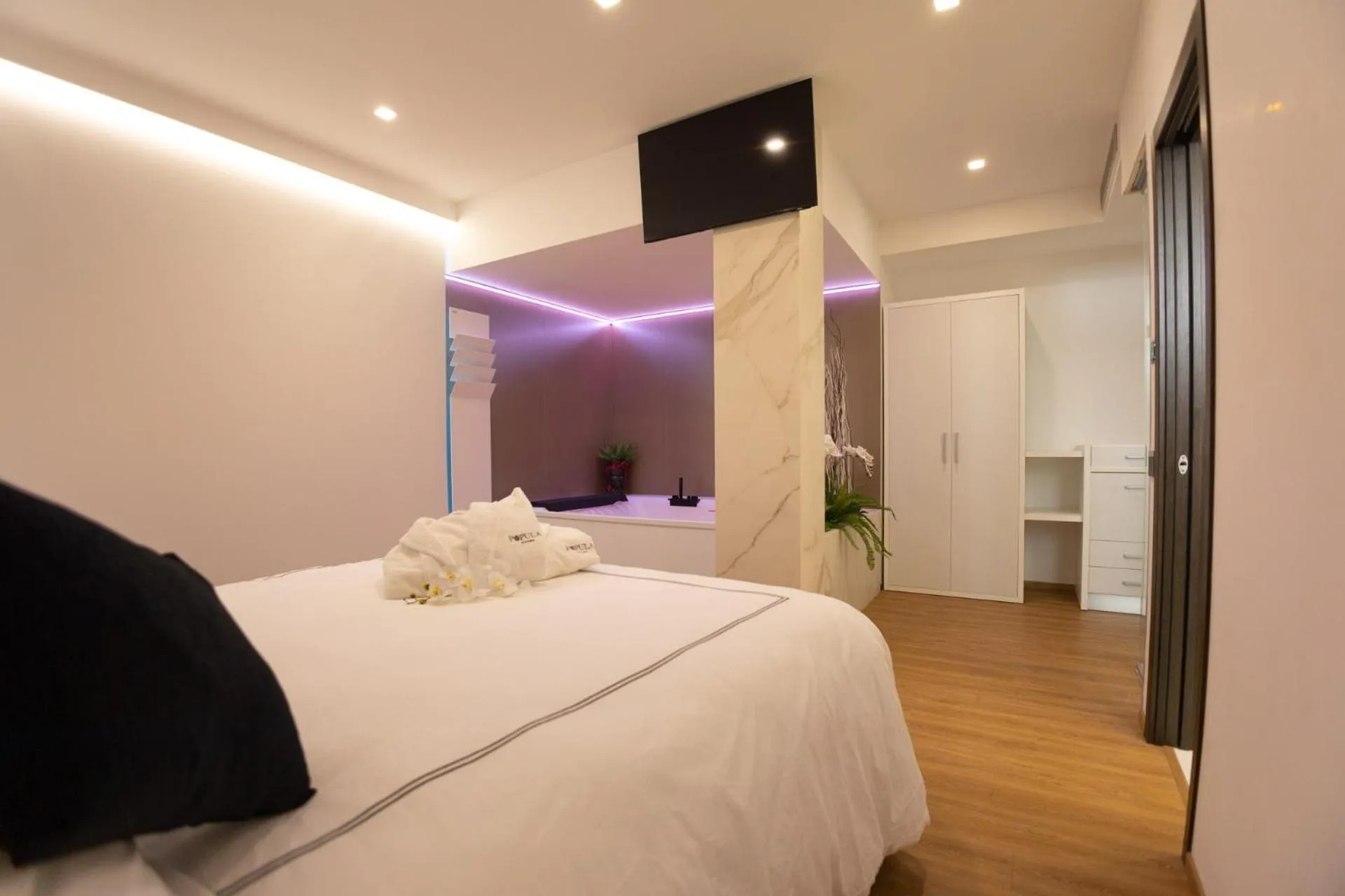 Bed in Popula Rooms & Mediterranean Bay