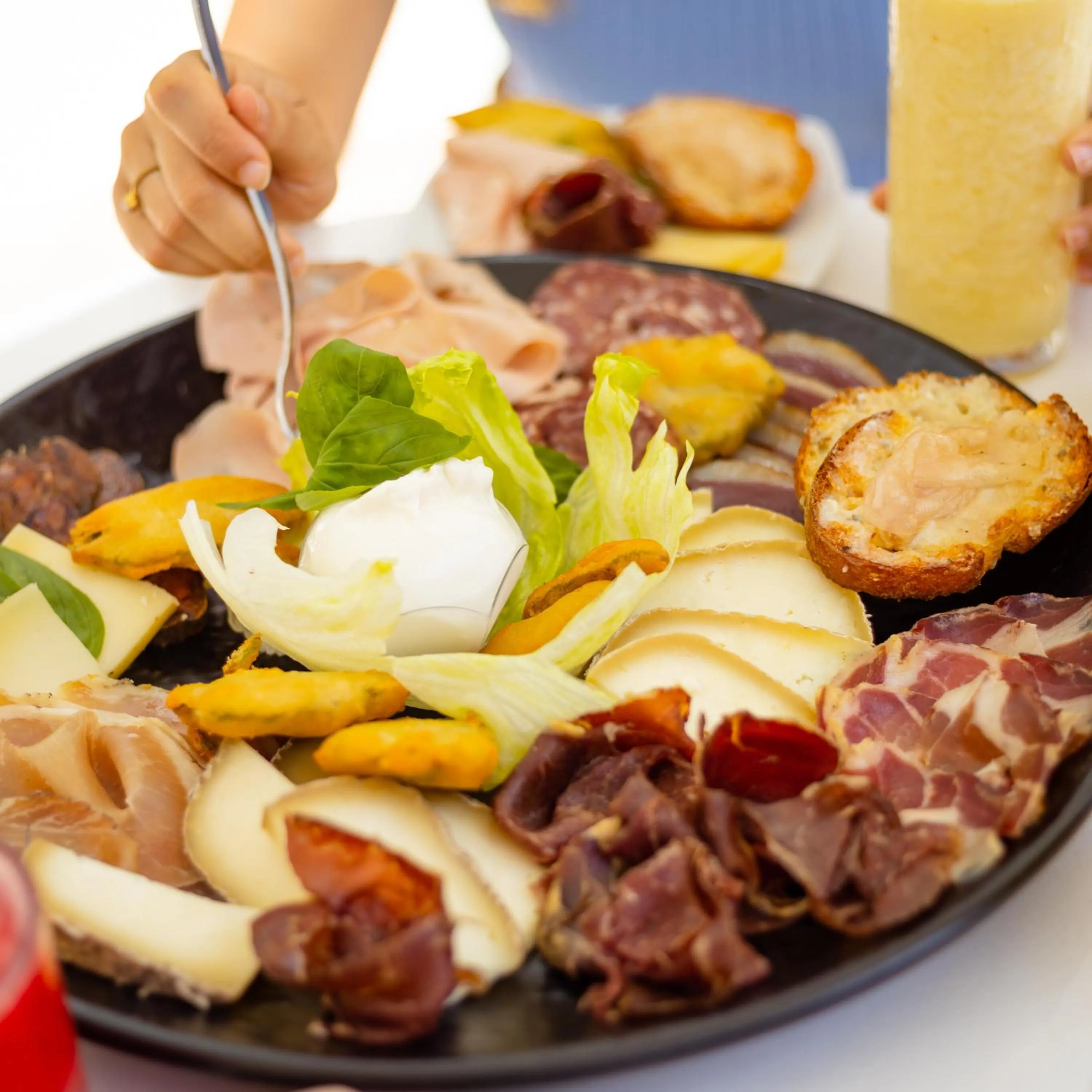 Restaurant/places to eat in Popula Rooms & Mediterranean Bay